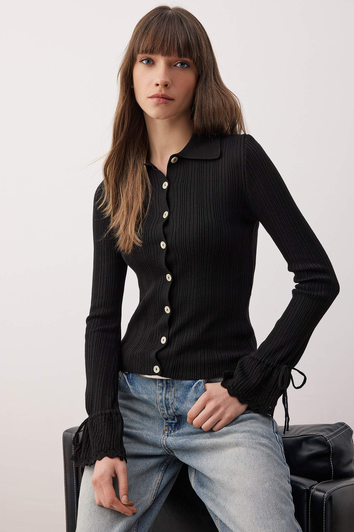 Trendyol Collection Czarna merceryzowana dzianina polo z prążkowanym kołnierz...