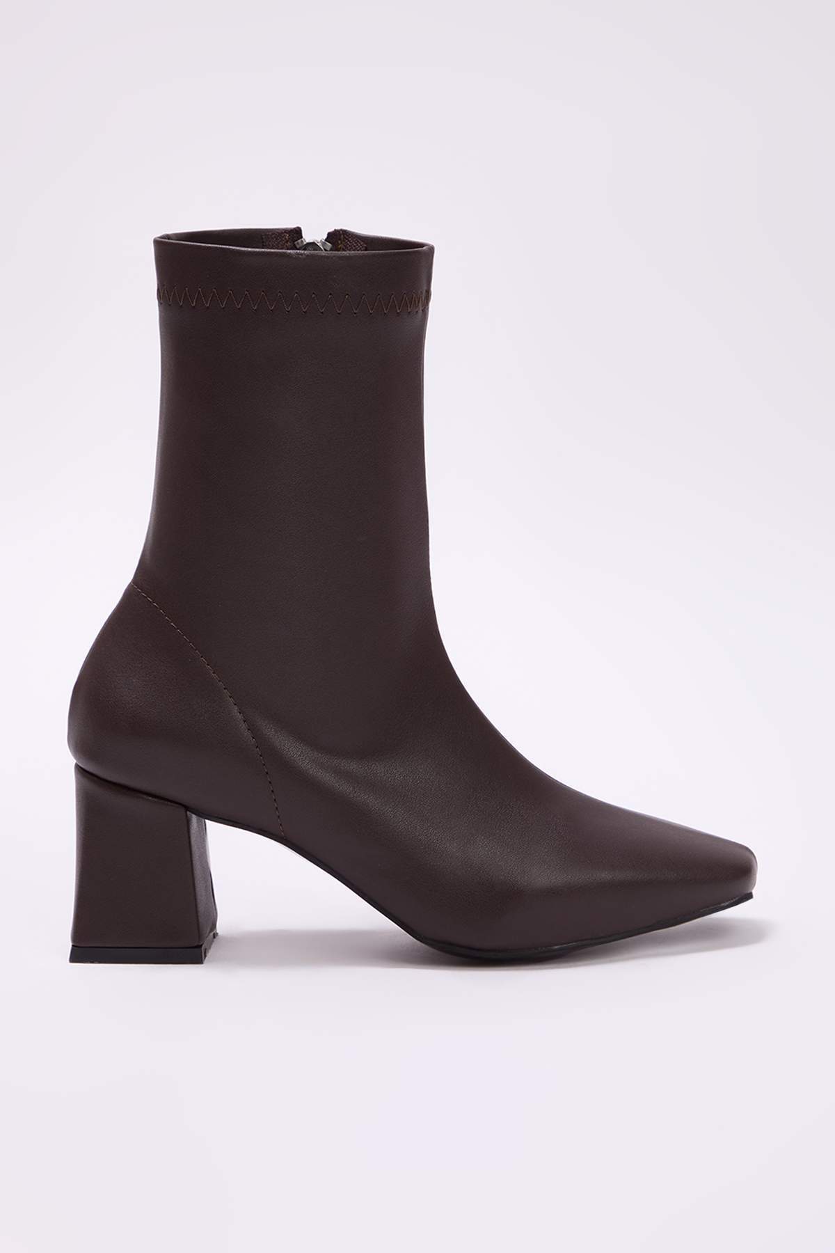 TRENDYOL SHOES Кафяви дамски ботуши с висок ток и цип TAKAW26BO00002