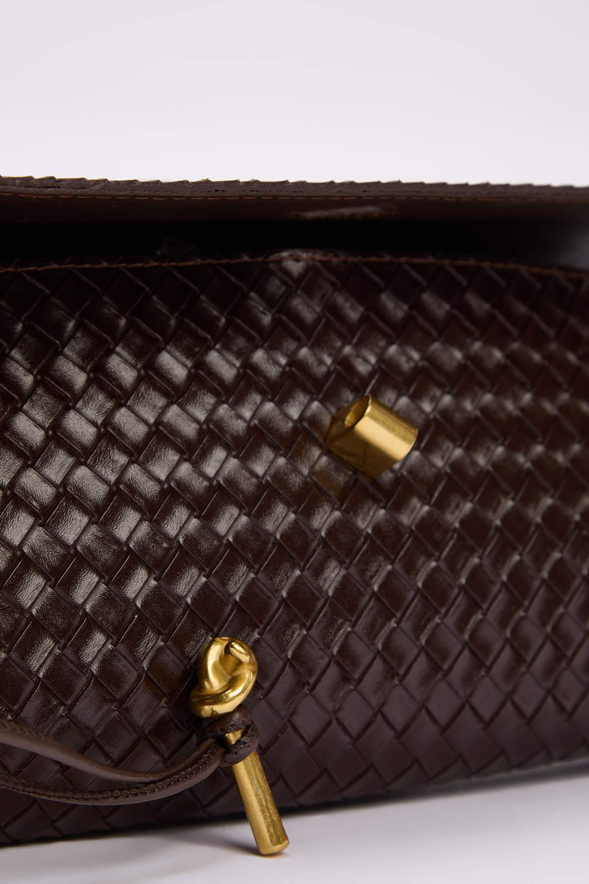 حقيبة كتف نسائية صغيرة الحجم باللون البني TAKAW26O...