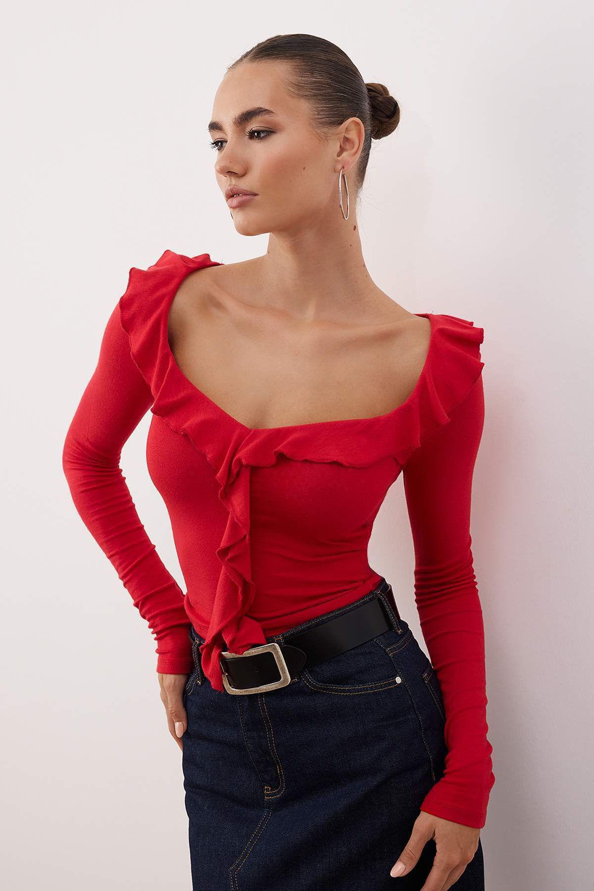 Trendyol Collection Rote, figurbetonte Strickbluse mit Rüschen TWOAW26BZ00287