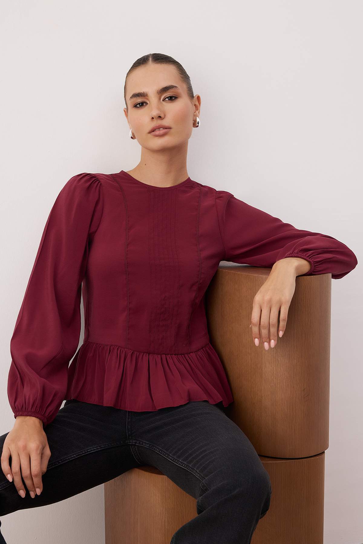 Trendyol Collection Burgunderrote, detaillierte, gewebte Bluse mit Accessoires TWOAW26BZ00299