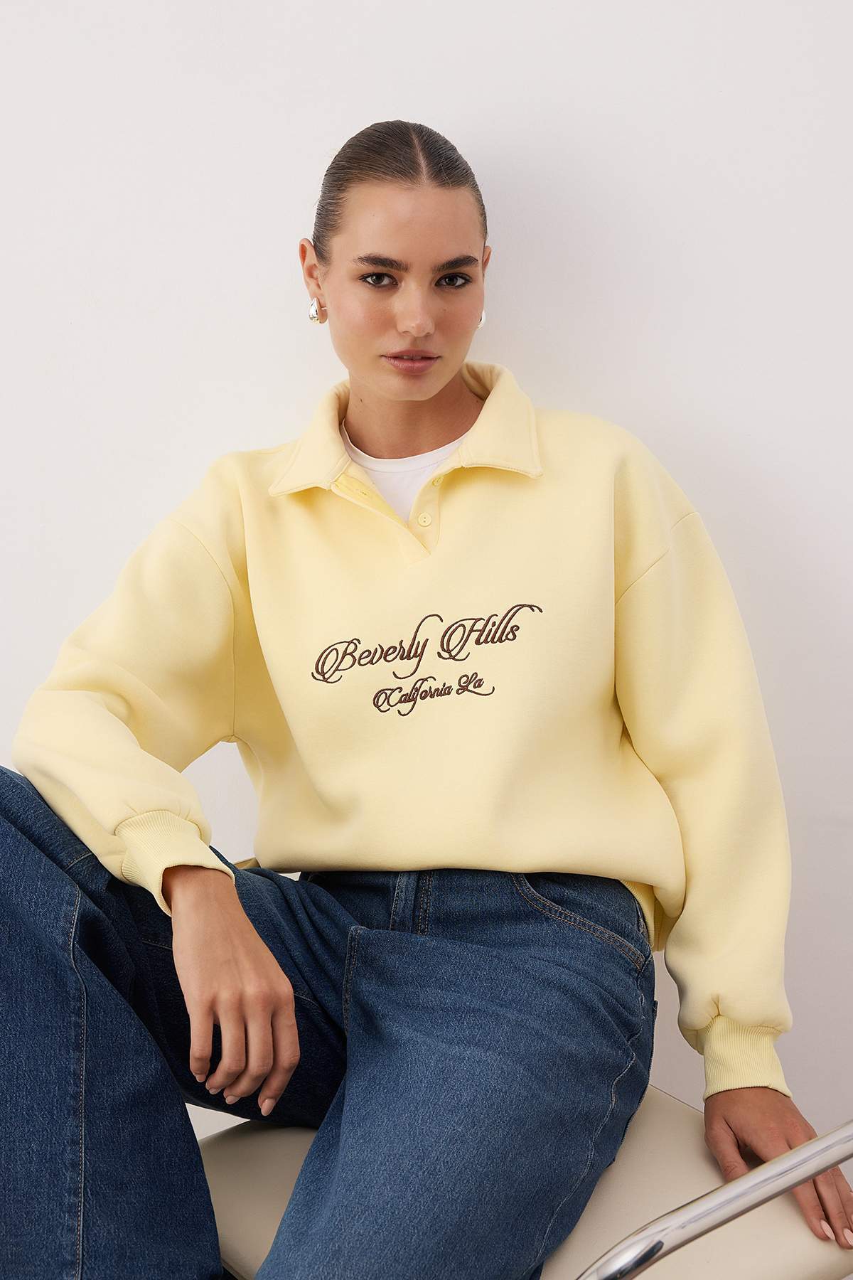 Trendyolmilla  Sarı Gömlek Yaka Nakışlı Regular Fit Kalın İçi Polarlı Örme Sweatshirt TWOAW24SW00182 - Görsel 2