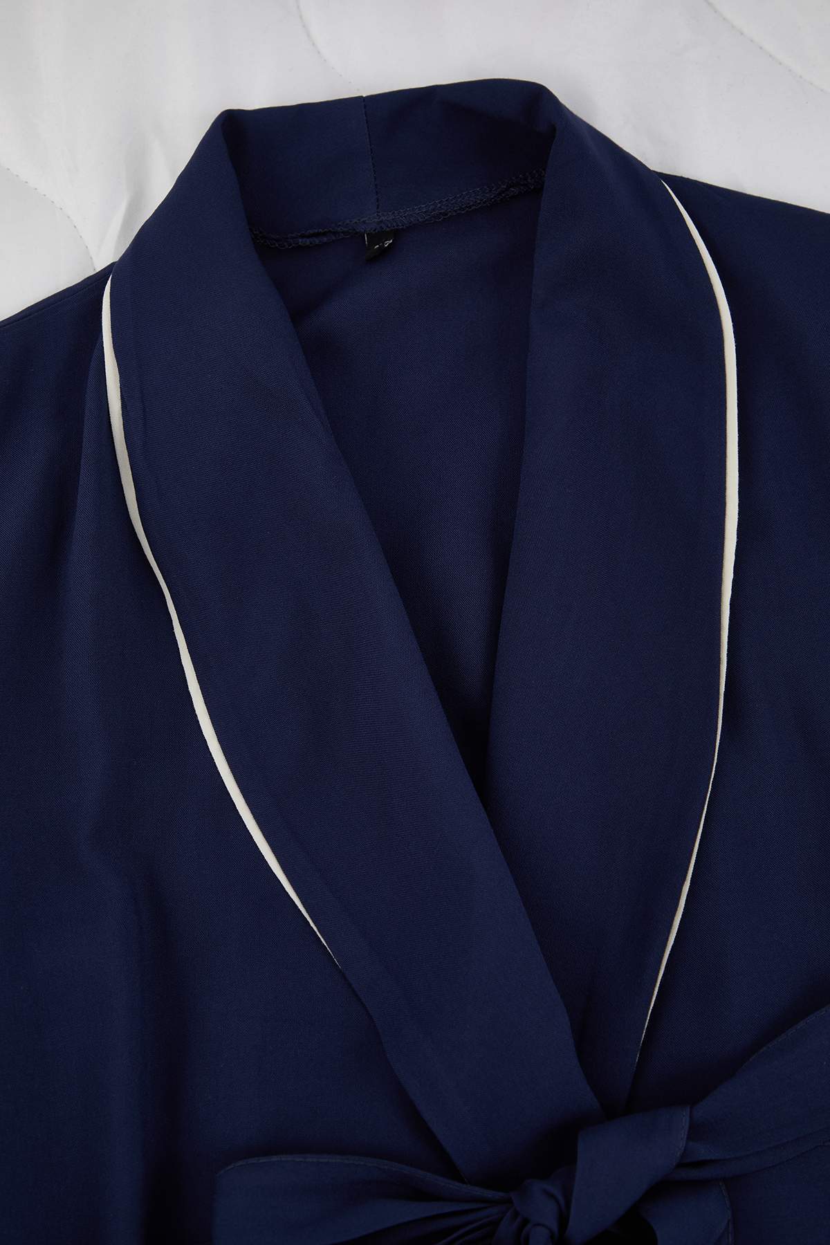 Trendyolmilla  Lacivert Kuşaklı Biye Detaylı Kruvaze Viskon Dokuma Pijama Takımı THMAW22PT1109 - Görsel 8