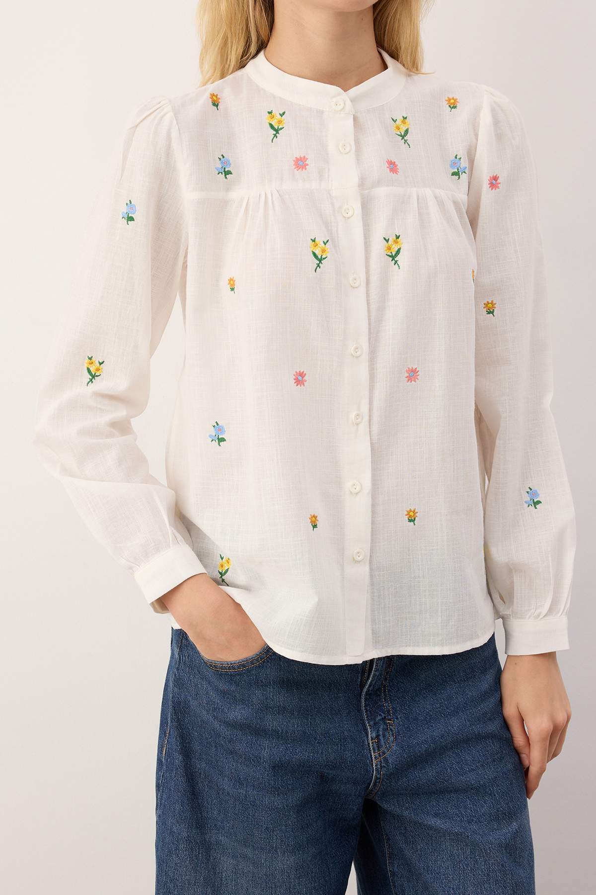 Trendyolmilla  Ekru Çiçek Nakışlı Oversize Dokuma Gömlek TWOSS23GO00152 - Görsel 3