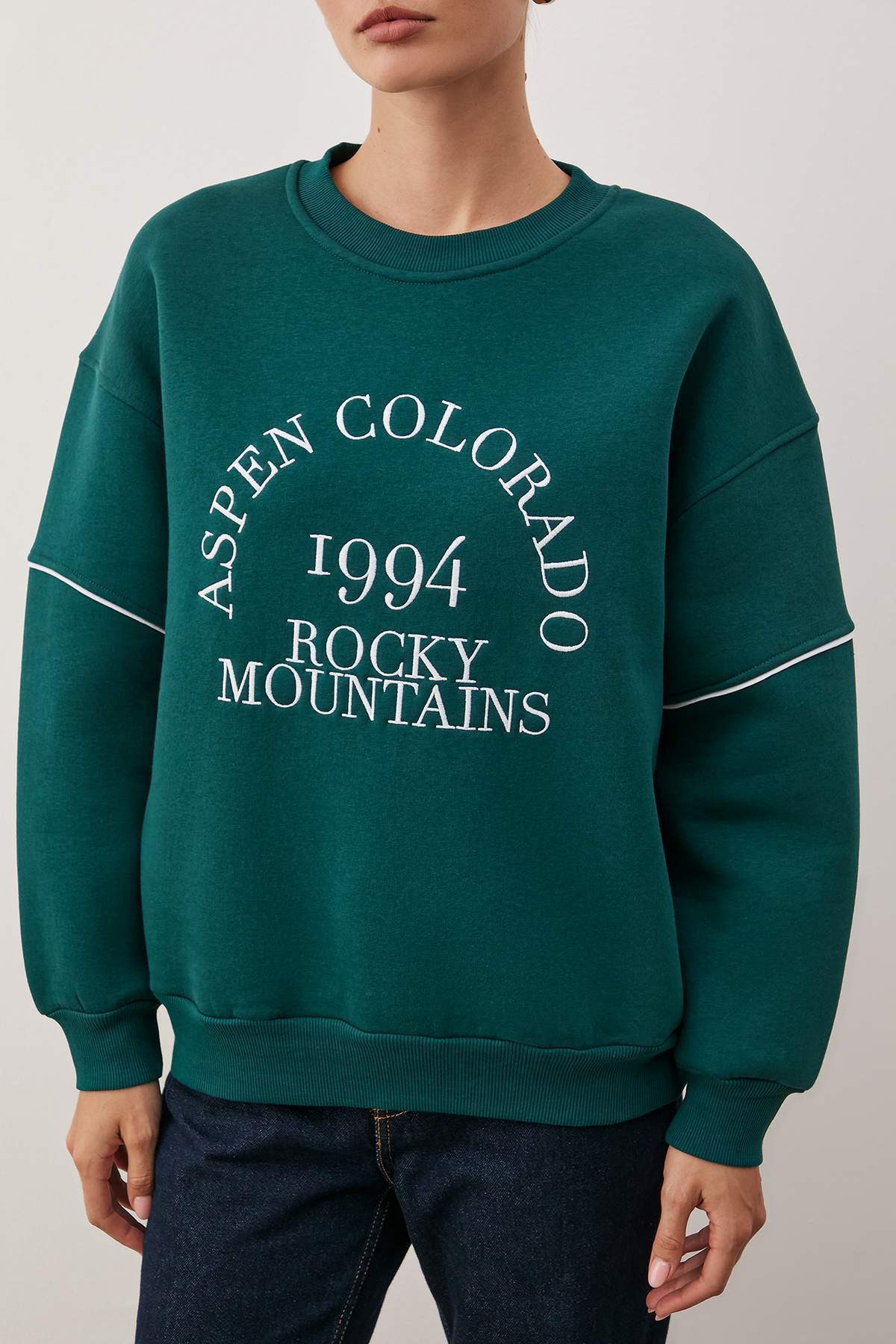 Trendyolmilla  Zümrüt Yeşili Kalın İçi Polarlı Slogan Nakışlı Oversize Bisiklet Yaka Örme Sweatshirt TWOAW26SW00078 - Görsel 3