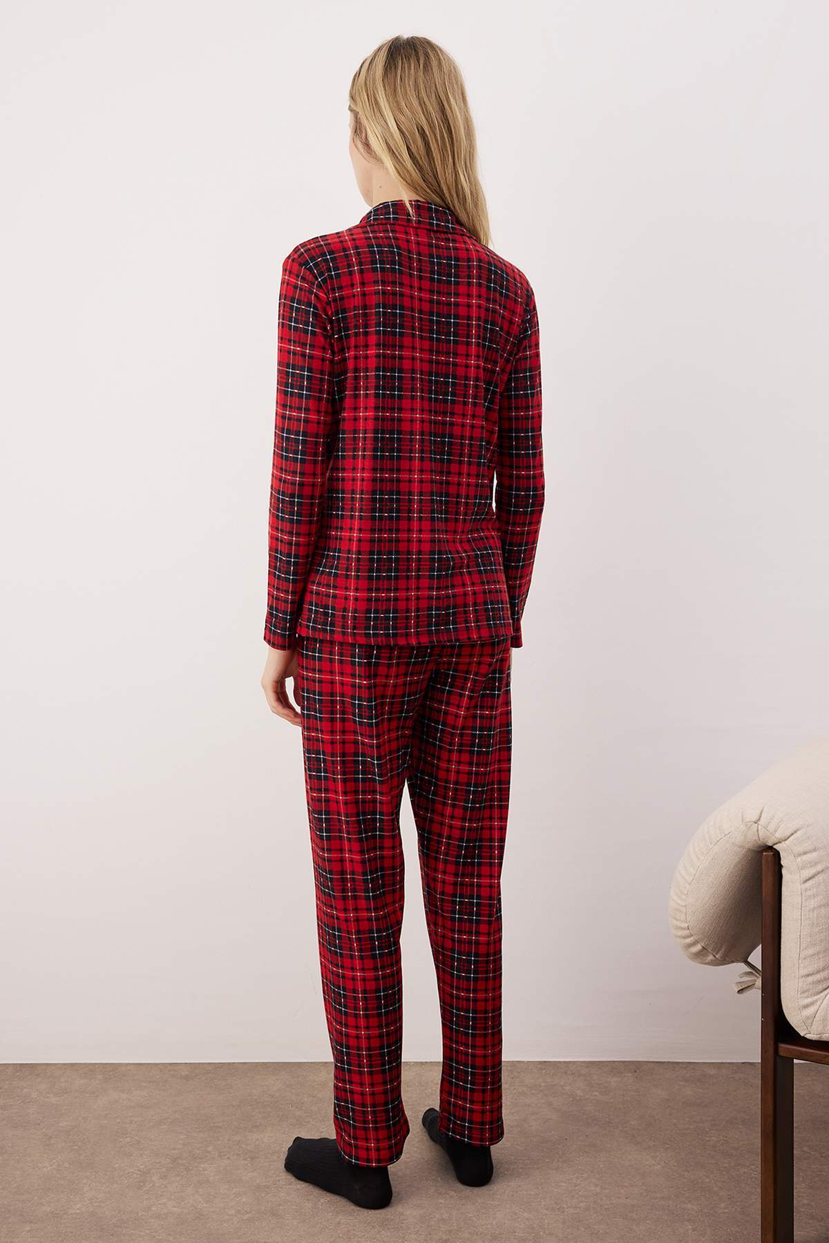 Trendyolmilla  Kırmızı Ekoseli Yumuşak Hissiyatlı Fırçalı Kumaş Uyku Bantlı Örme Pijama Takımı THMAW24PT00100 - Görsel 5