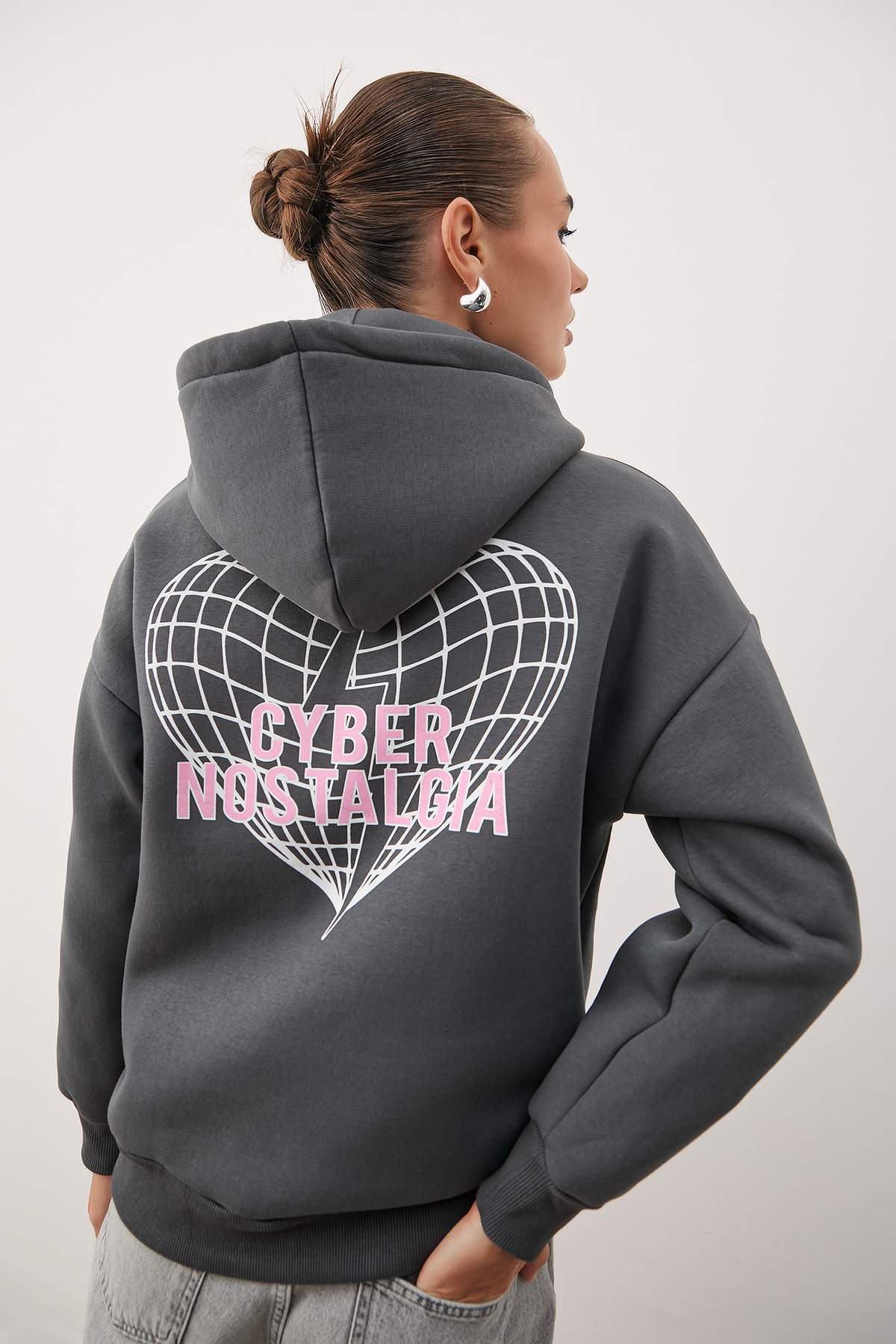 Trendyolmilla  Antrasit Sırt Slogan Baskılı Oversize/Geniş Kalıp Kapüşonlu Örme Sweatshirt TWOAW26SW00047