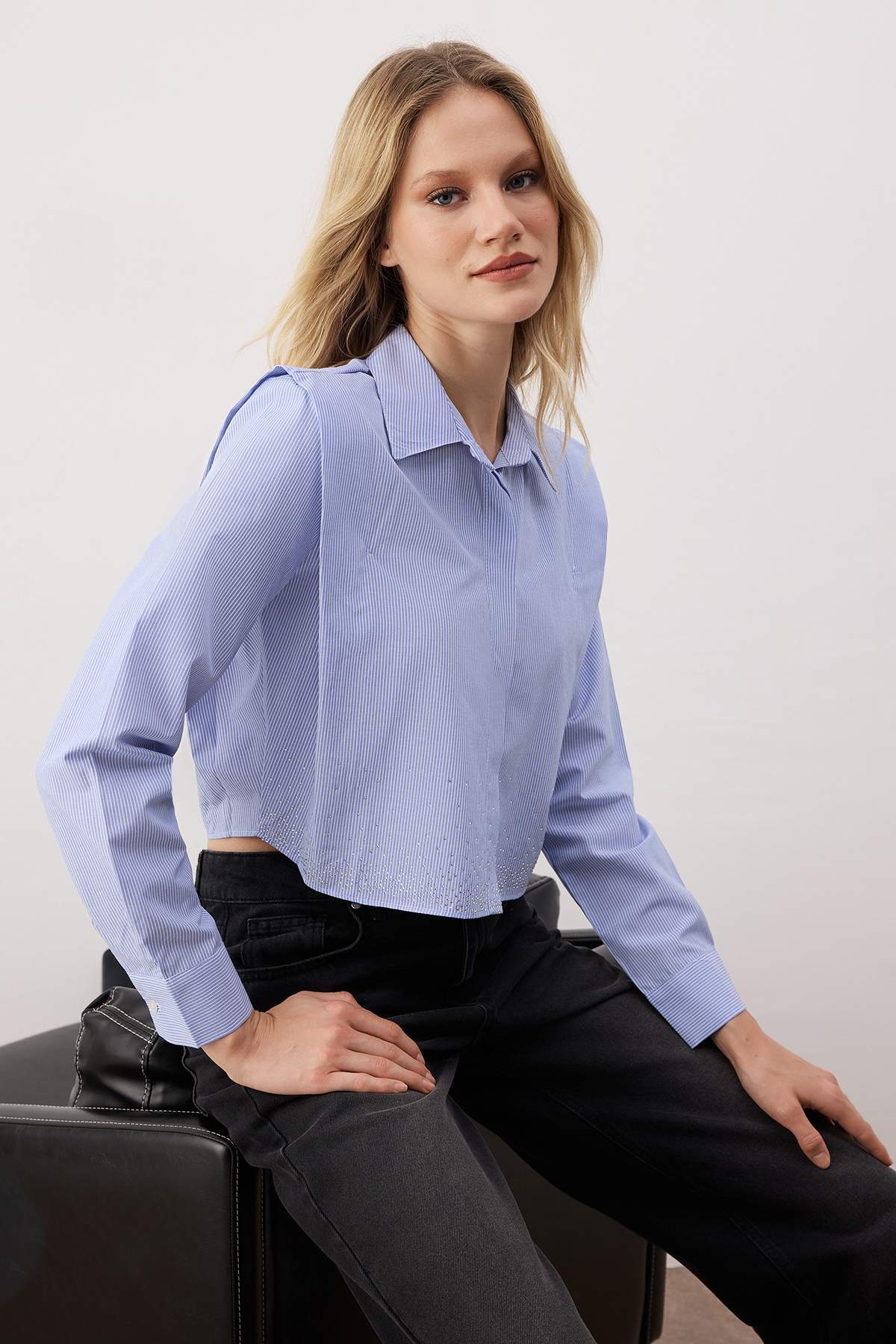 Trendyolmilla  Mavi Kolları Vatkalı Taşlı Crop Dokuma Gömlek TWOSS24GO00041 - Görsel 2