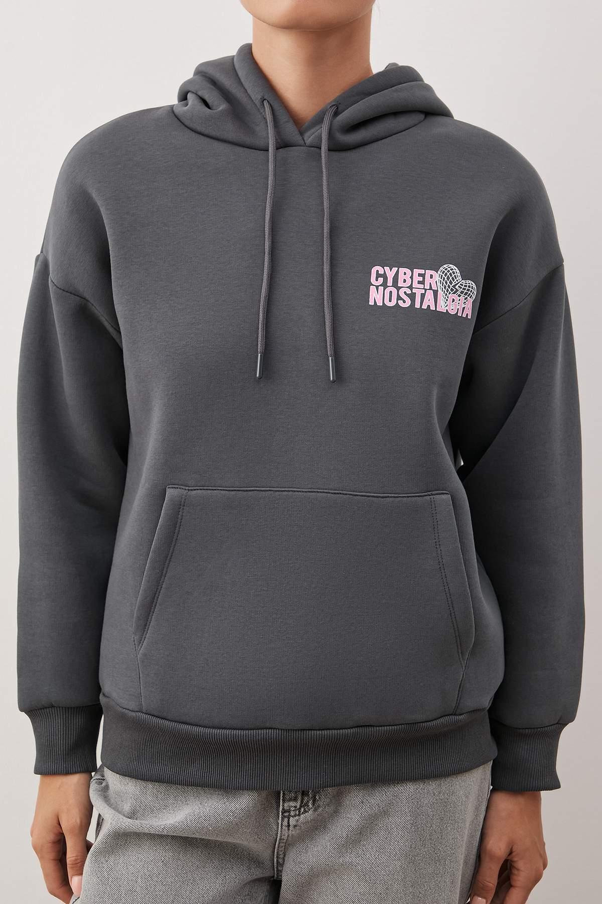 Trendyolmilla  Antrasit Sırt Slogan Baskılı Oversize/Geniş Kalıp Kapüşonlu Örme Sweatshirt TWOAW26SW00047 - Görsel 4