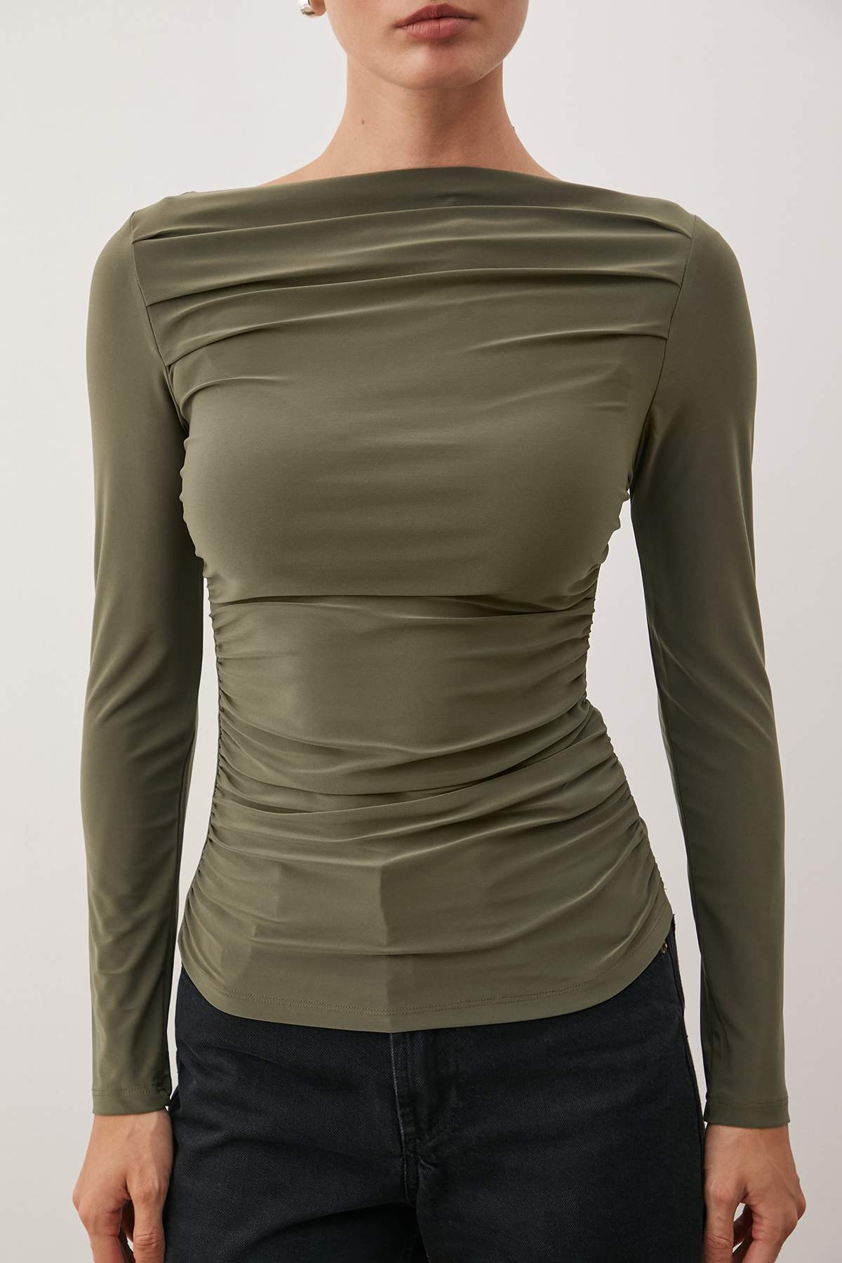 Trendyolmilla  Haki Kayık Yaka Drapeli Vücuda Oturan Esnek Örme Bluz TWOAW25BZ00109 - Görsel 3