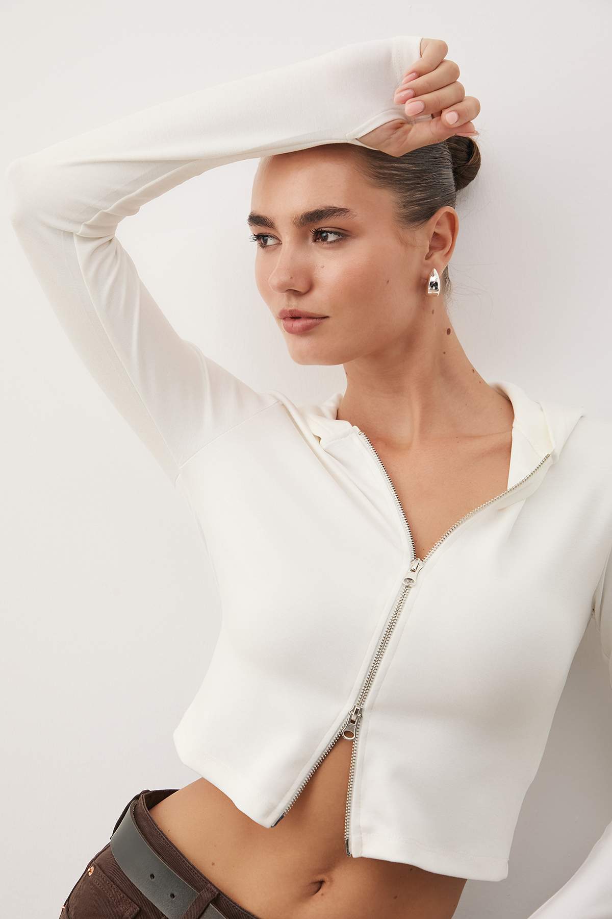 Trendyolmilla  Ekru Soft Touch Kapüşonlu Fermuarlı Cepli Örme Sweatshirt TWOAW26SW00218 - Görsel 2