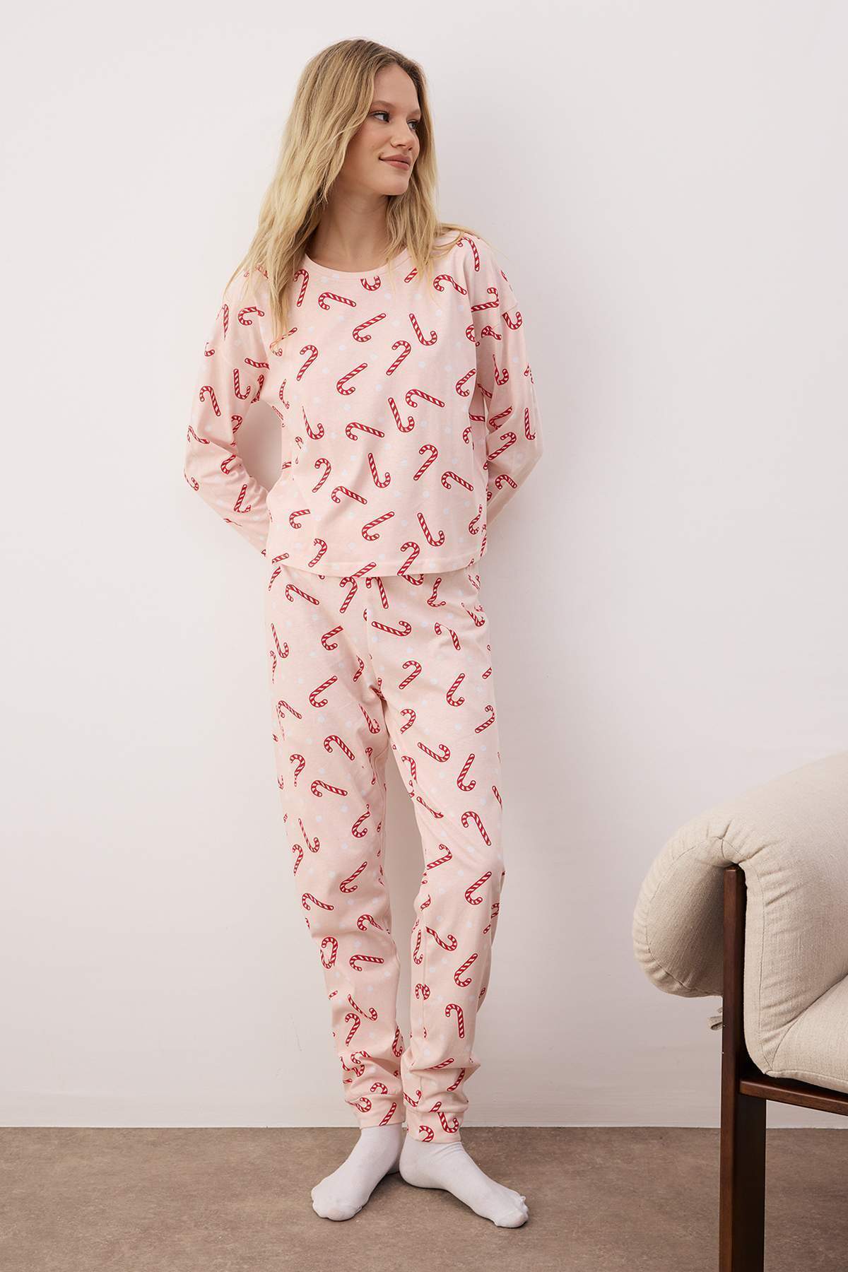 Trendyol Collection Rosafarbenes Strick-Pyjama-Set aus 100 % Baumwolle mit Neujahrsmotiv THMAW21PT0771