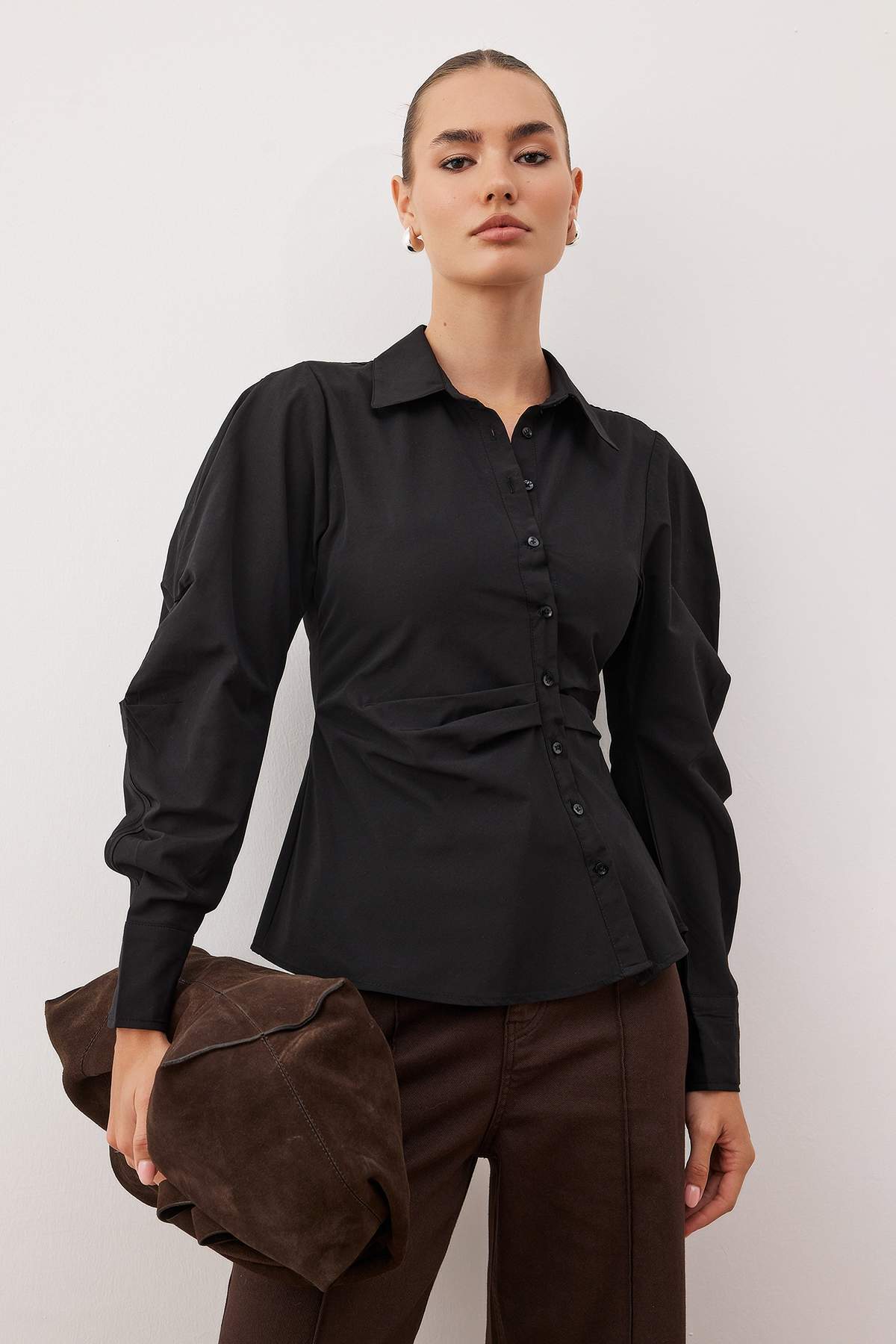 Trendyol Collection Czarna koszula z asymetrycznym krojem, z detalami na ręka...