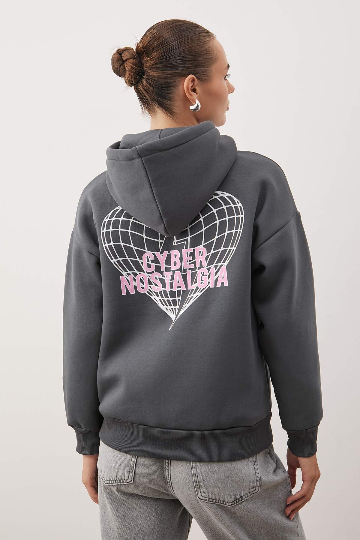 Trendyolmilla  Antrasit Sırt Slogan Baskılı Oversize/Geniş Kalıp Kapüşonlu Örme Sweatshirt TWOAW26SW00047 - Görsel 5