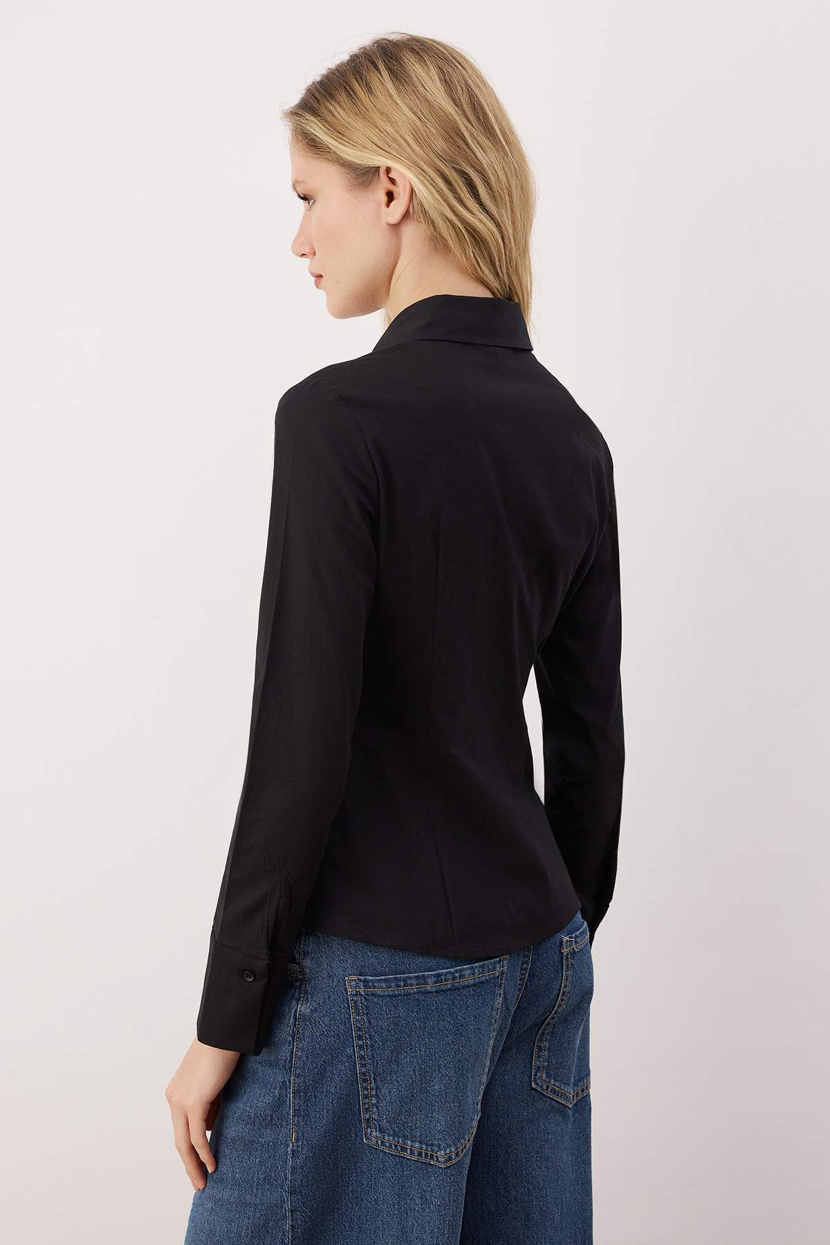 Trendyolmilla  Wardrobe Essentials Siyah Hafif Bele Oturan Pamuklu Dokuma Gömlek TWOAW26GO00022 - Görsel 4