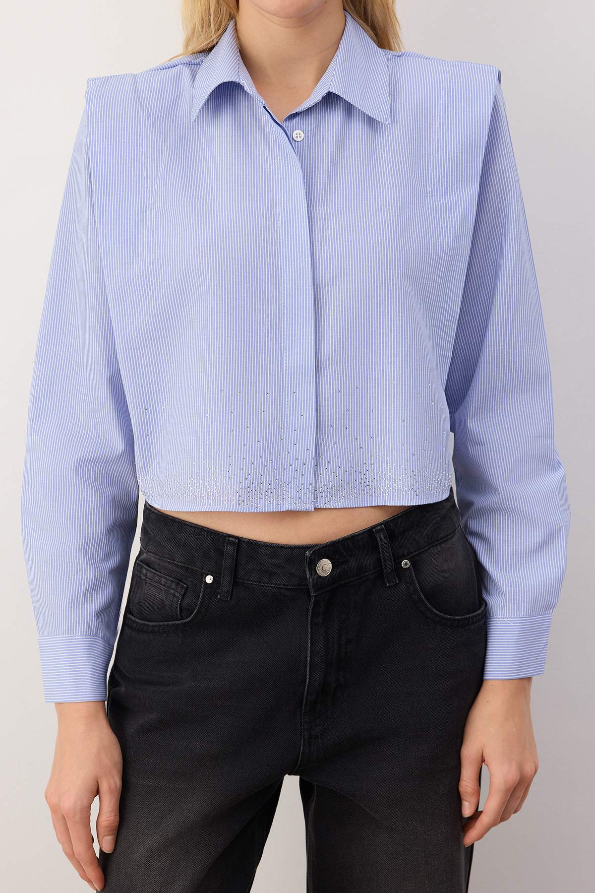 Trendyolmilla  Mavi Kolları Vatkalı Taşlı Crop Dokuma Gömlek TWOSS24GO00041 - Görsel 3