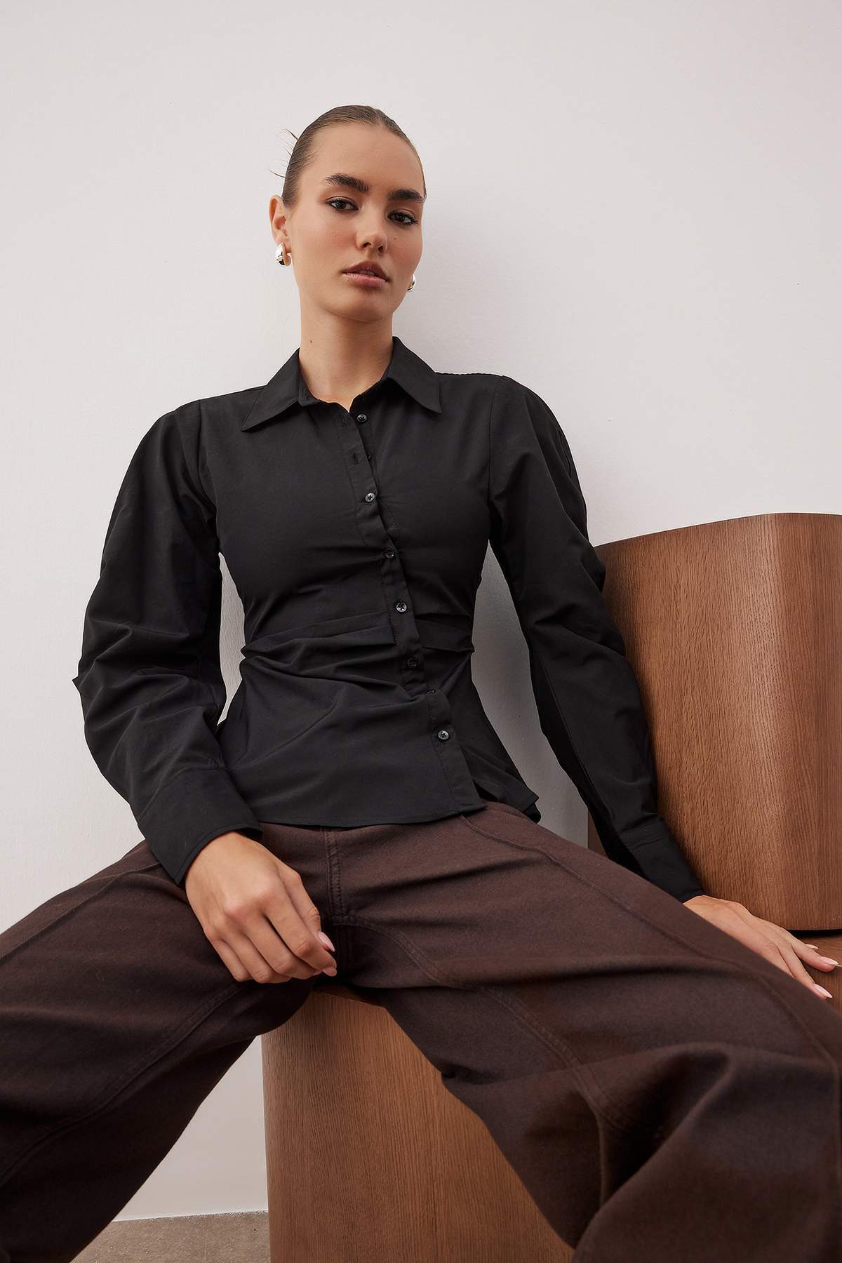 Trendyolmilla  Siyah Balon Kol Detaylı Bele Oturan Asimetrik Fitted Gömlek TWOSS25GO00155 - Görsel 2