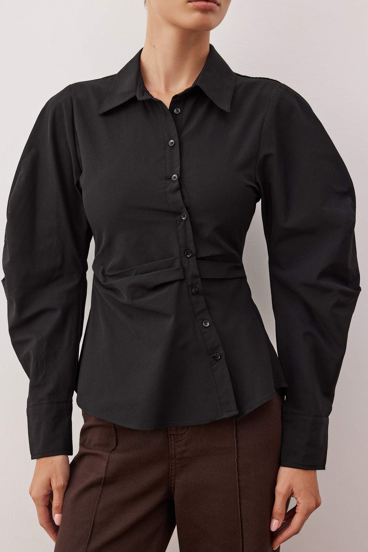 Trendyolmilla  Siyah Balon Kol Detaylı Bele Oturan Asimetrik Fitted Gömlek TWOSS25GO00155 - Görsel 3