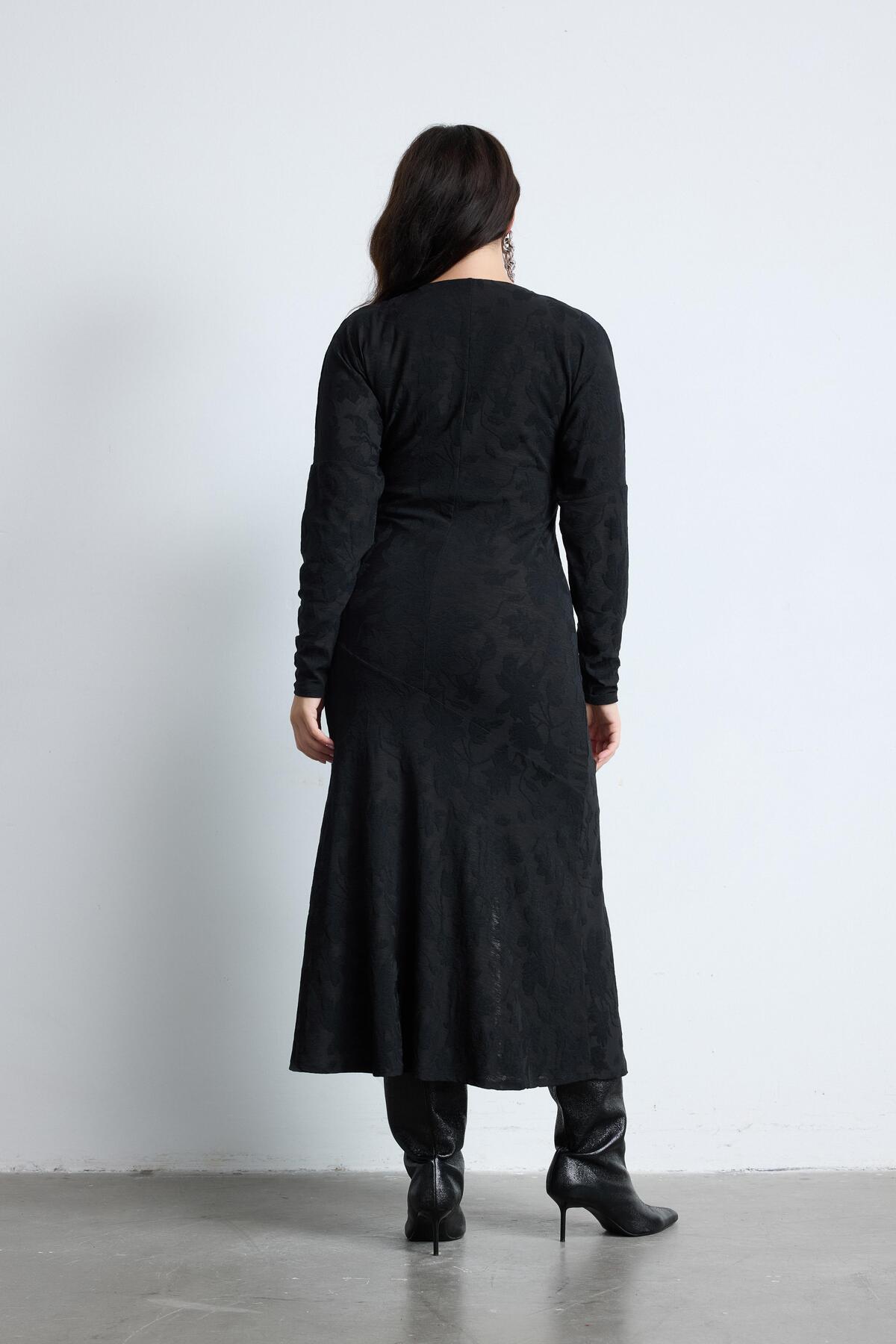 LUOKK  MISHA V Yaka Desenli Yarasa Kol Yırtmaçlı Büyük Beden Elbise Siyah - Görsel 4