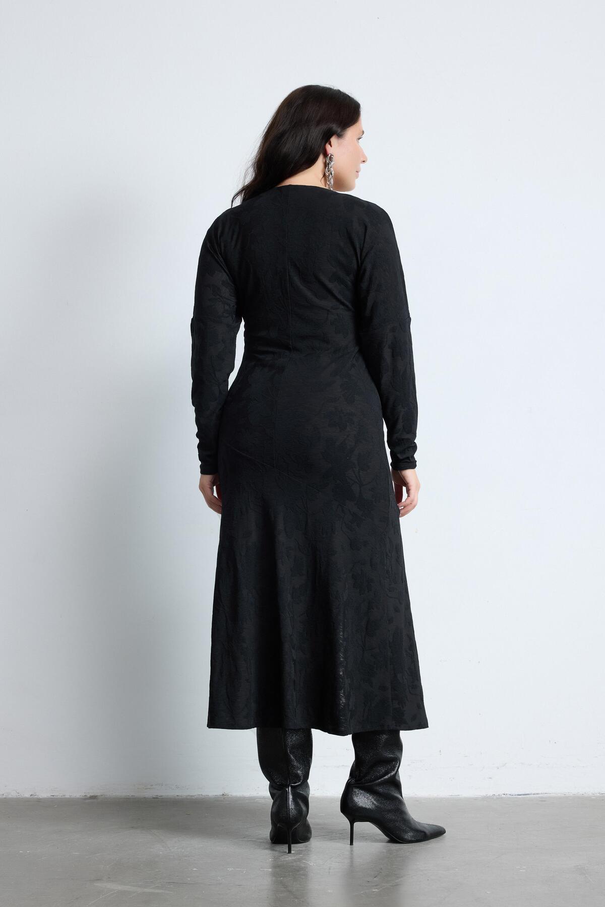 LUOKK  MISHA V Yaka Desenli Yarasa Kol Yırtmaçlı Büyük Beden Elbise Siyah - Görsel 5