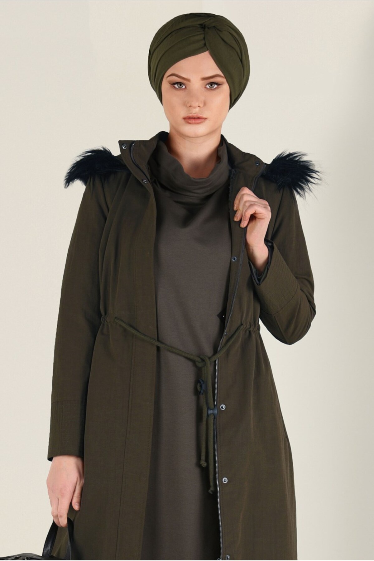 آلوینا پالتو با جزئیات خز مصنوعی روی کلاه ۹۷۶۴ آلوینا پالتو با جزئیات خز مصنوعی روی کلاه ۹۷۶۴