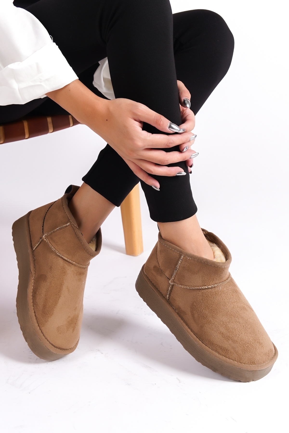 Capone Outfitters Kalın Tabanlı Yuvarlak Burunlu İçi Tüylü Vizon Süet Yarım Bot