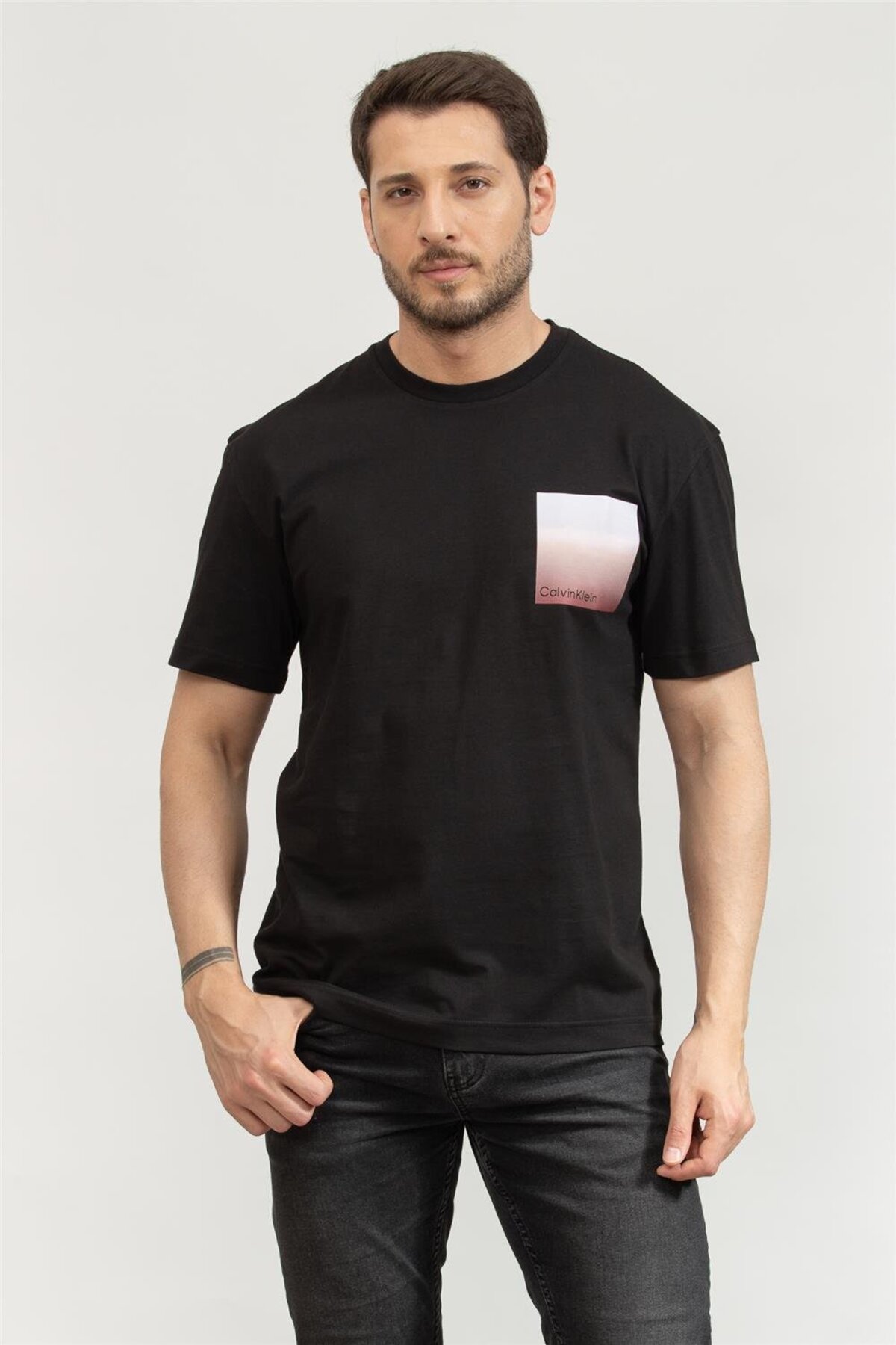 تیشرتمردانهCalvin Kleinمشکی تیشرتمردانهCalvin Kleinمشکی