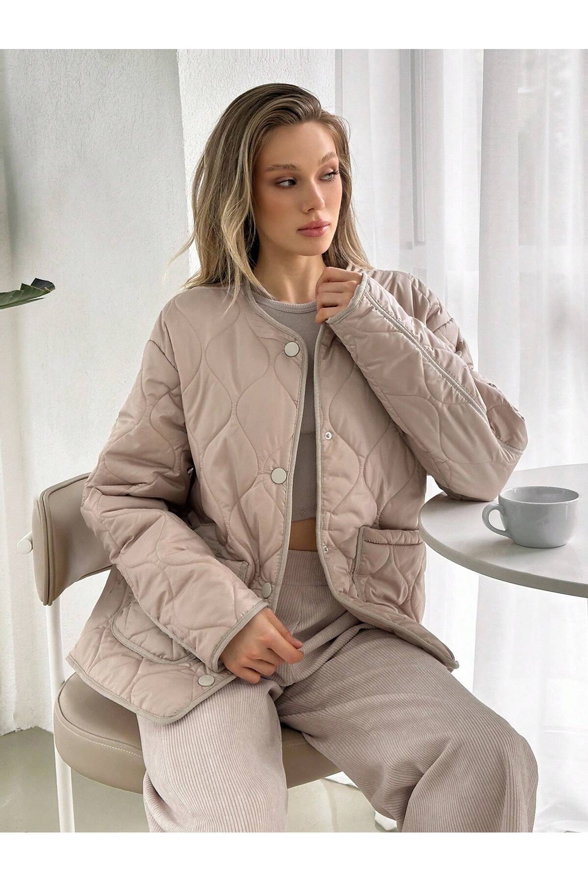 BORCKA TEKSTİL  Açık Bej Kapitone Desenli Oversize Kadın Mont - Görsel 6