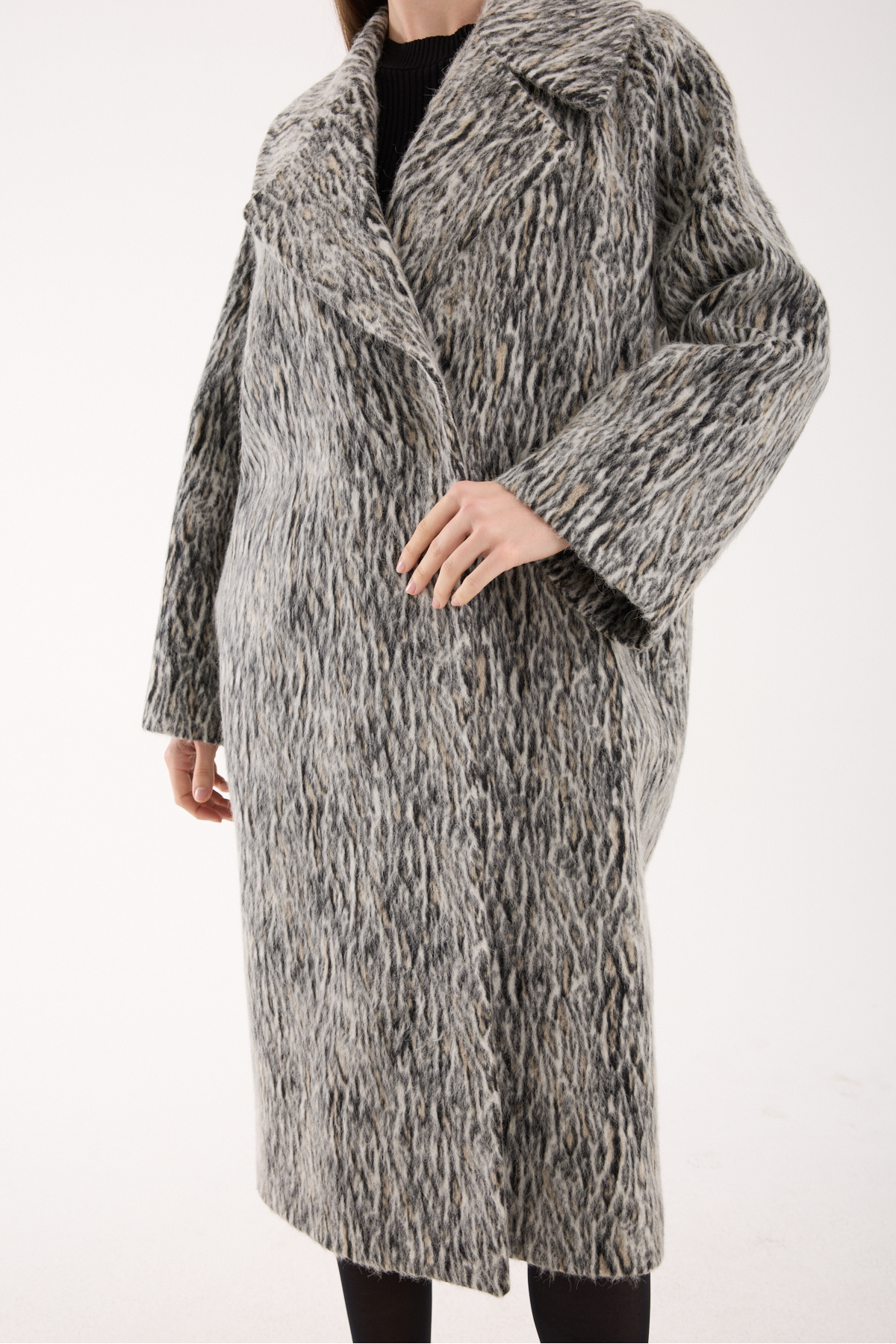 ŞEYDA ERTEM  GRİ YÜN LEOPAR DESENLİ MANTO - Görsel 7