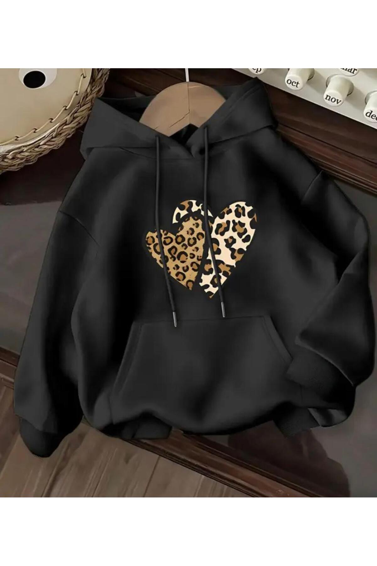 herkesemoda Fleecovna majica sa kapuljačom i detaljnim printom srca