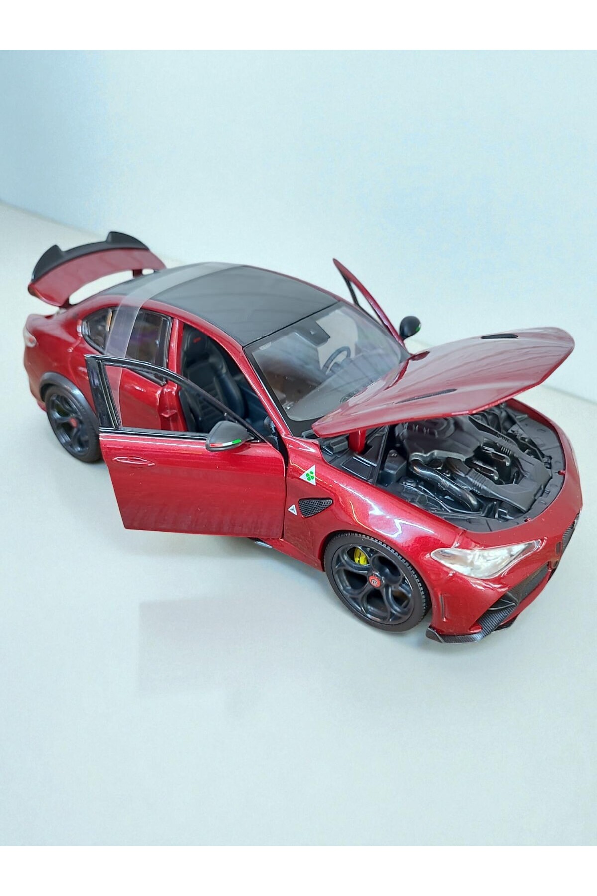 Burago Collectible Alfa Romeo Giulia Gta 1:18 Scale Die Cast Red