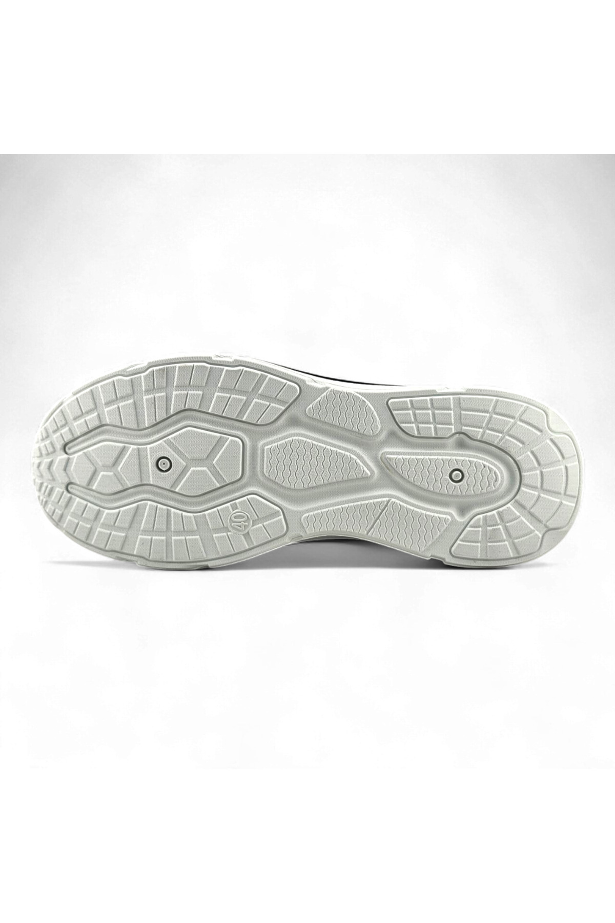 أحذية رياضية مريحة - تصميم عصري يسمح بمرور الهواء