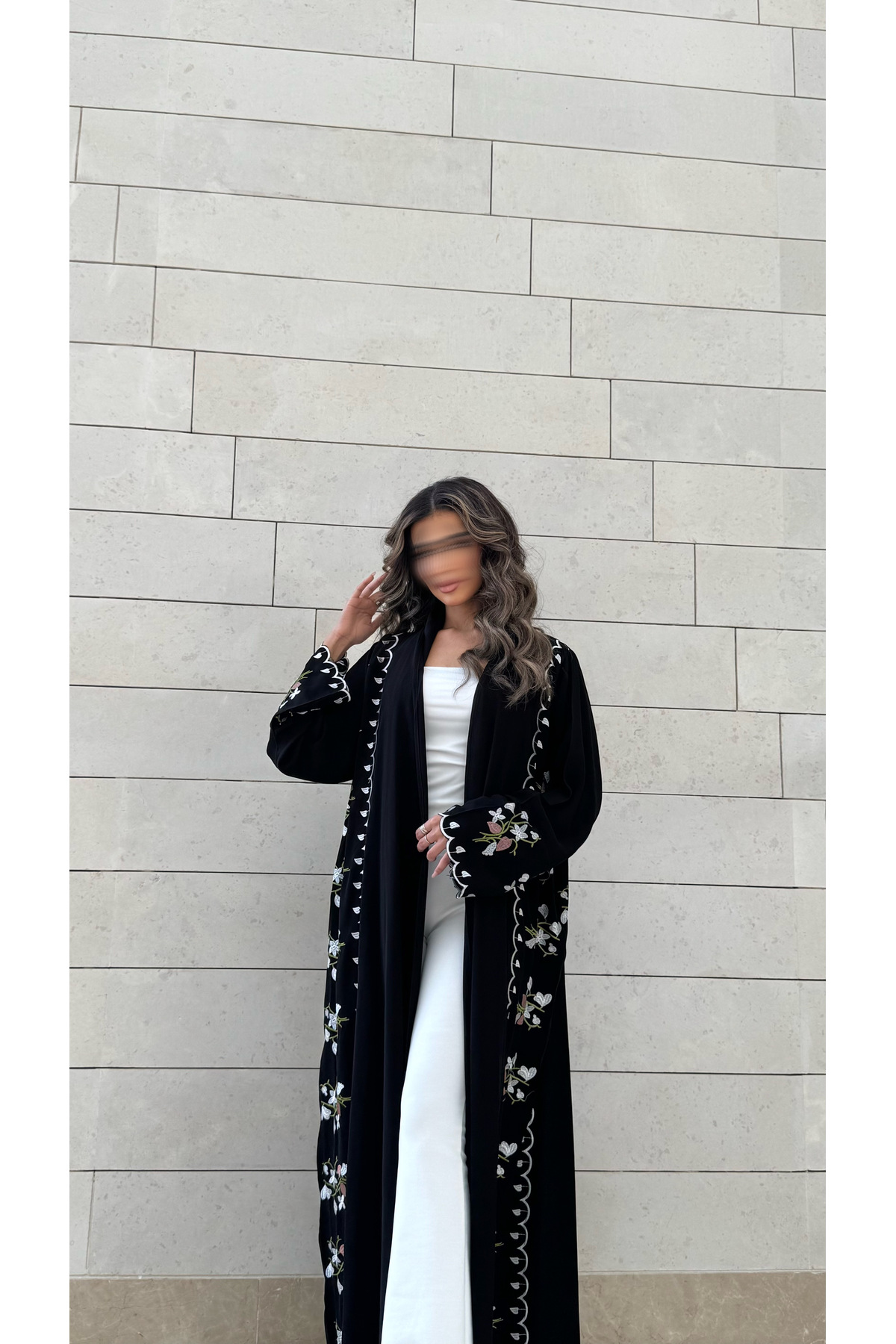 TREADY عباية سوداء مع تطريز جانبي زهري