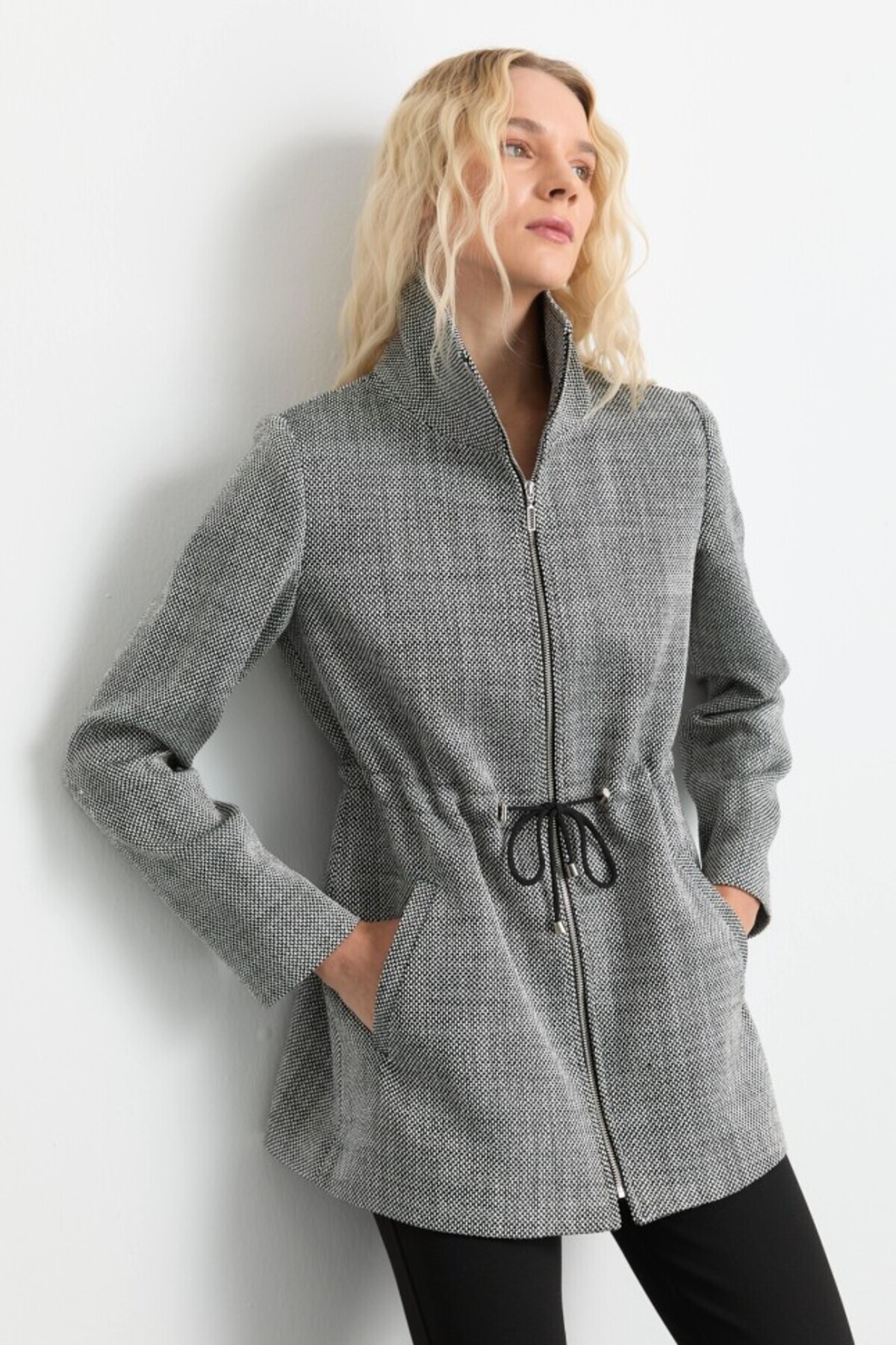 Selen Giyim Önü Fermuarlı Beli Büzgülü Armürlü Kaban