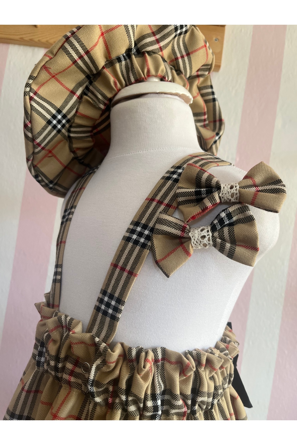 Eylülce Butik Kız Bebek & Kız Çocuk Burbery Salopet Elbise & Ressam Şapkası & Toka Takım (%100 Pamuk Kumaş) fotoğrafı 2 (önizleme)