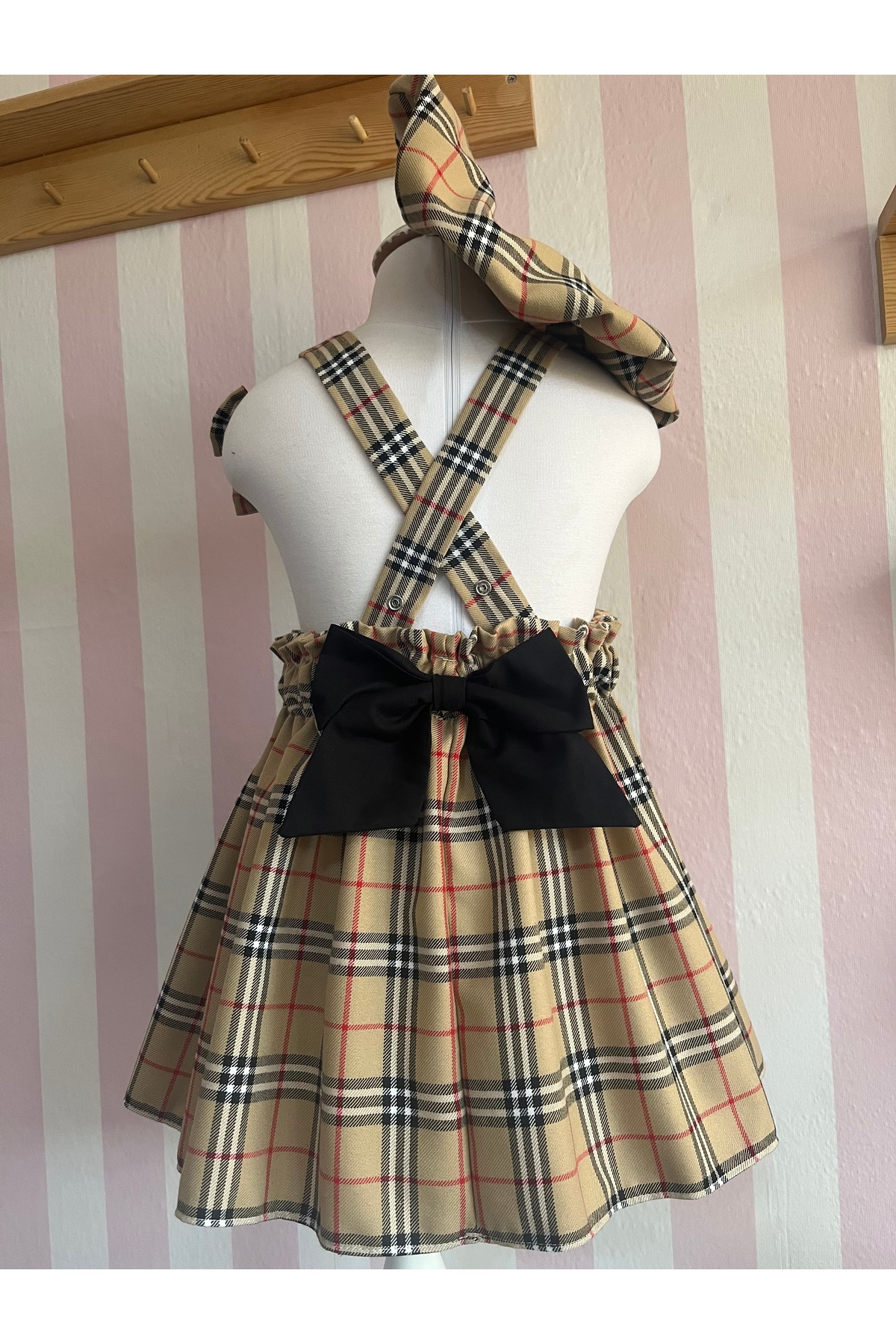 Eylülce Butik Kız Bebek & Kız Çocuk Burbery Salopet Elbise & Ressam Şapkası & Toka Takım (%100 Pamuk Kumaş) fotoğrafı 6 (önizleme)