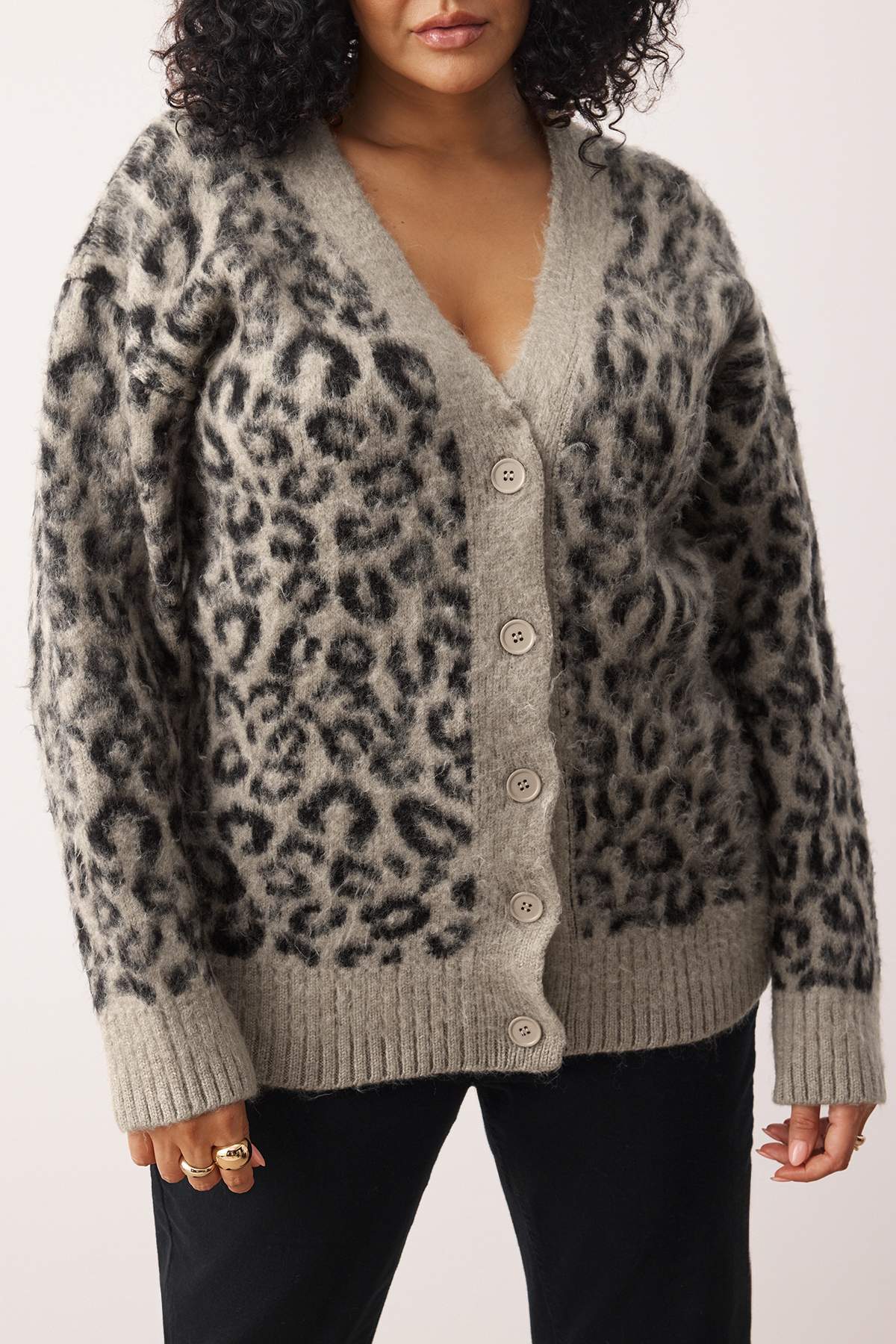 Trendyolmilla  Camel Leopar Desenli Yumuşak Tuşeli Relax Fitt Triko Hırka TBBAW26AV00001 - Görsel 7