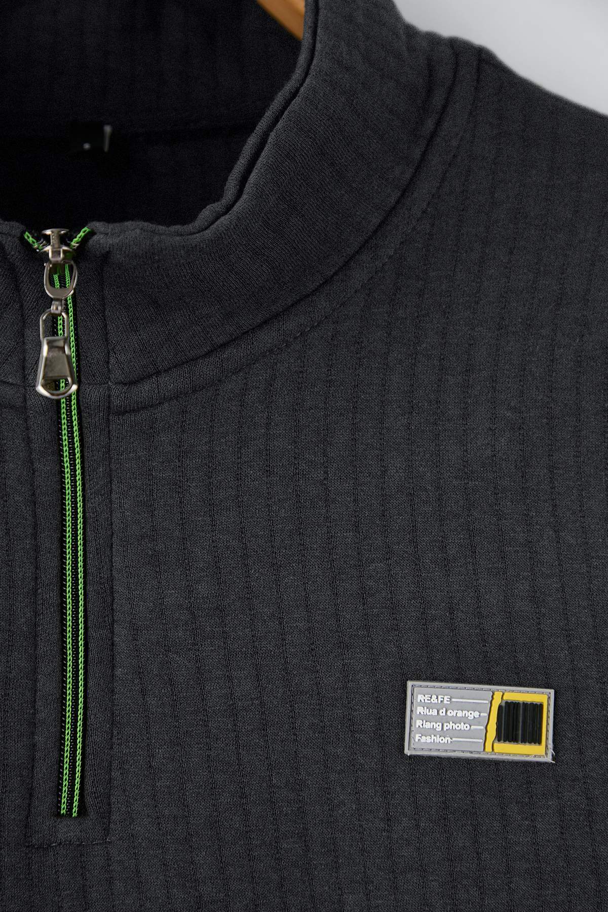 Trendyolmilla  Gri Regular/Normal Kesim Dokulu Etiket Detaylı Fermuarlı Sweatshirt TMNAW26SW00062 - Görsel 6