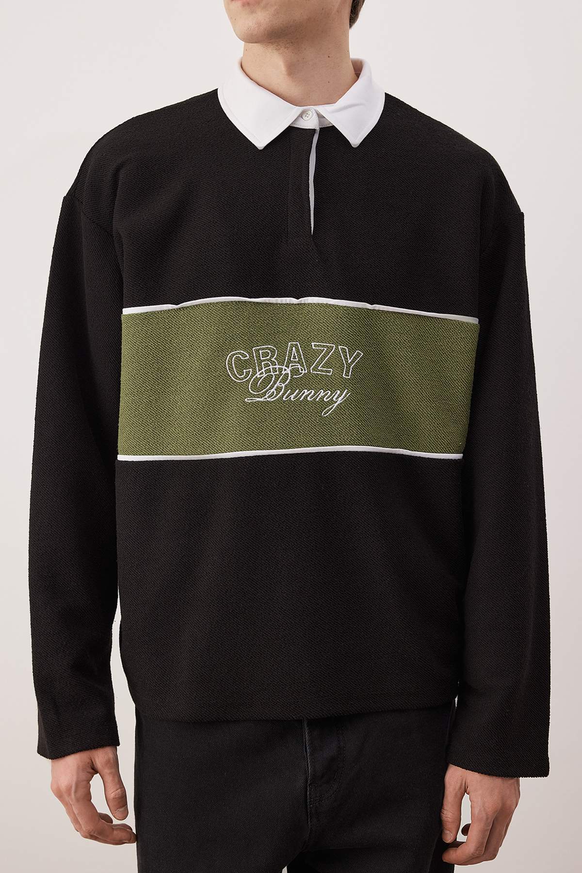 Trendyolmilla  Siyah Yeni Oversize/Geniş Kesim Nakış Detaylı Kalın Polo Yaka Sweatshirt TMNAW26SW00027 - Görsel 3