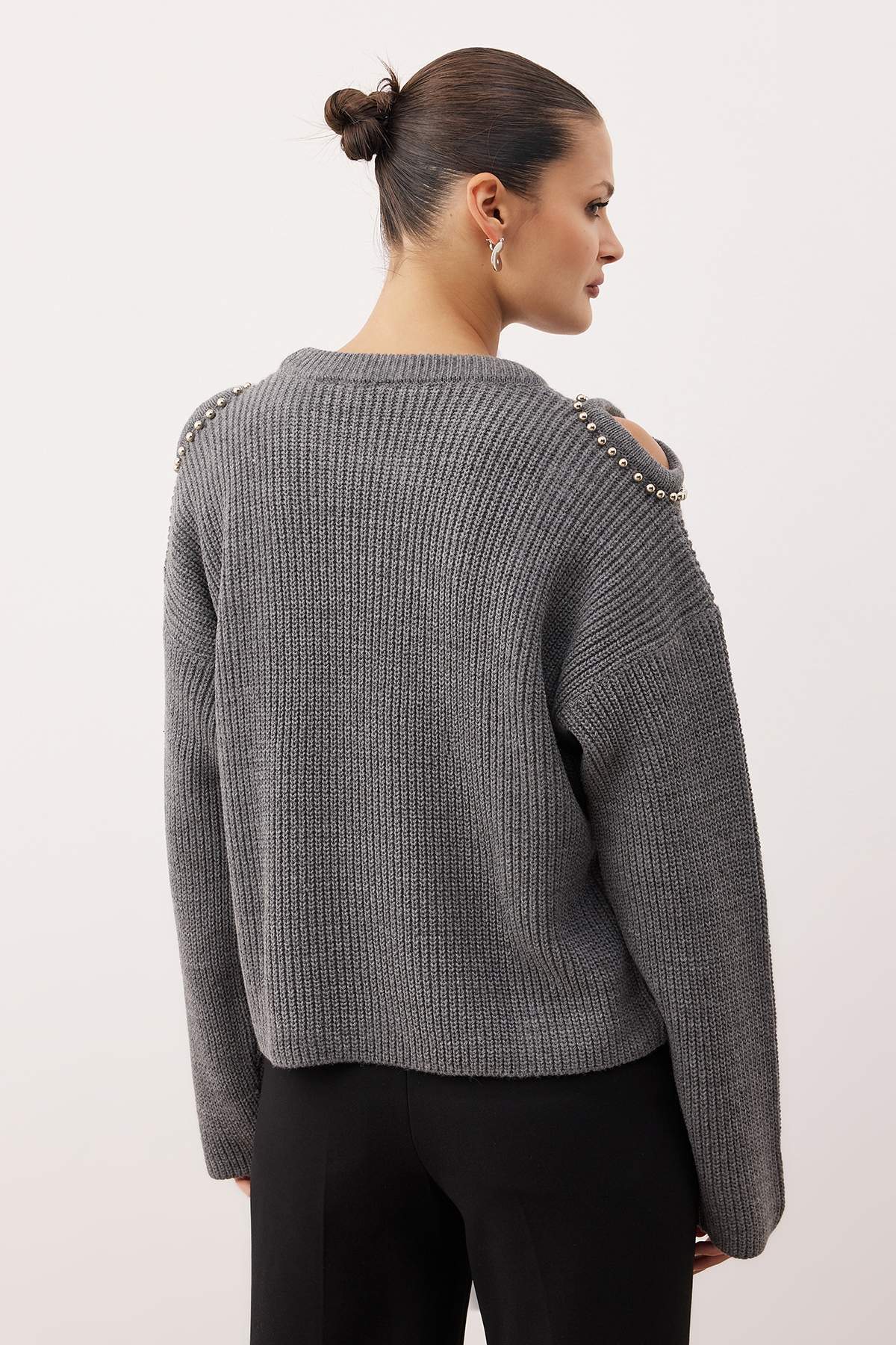 Trendyolmilla  Antrasit Omuz Cut Out/Pencere Detaylı İnci İşlemeli Triko Kazak TWOAW26KZ00185 - Görsel 4