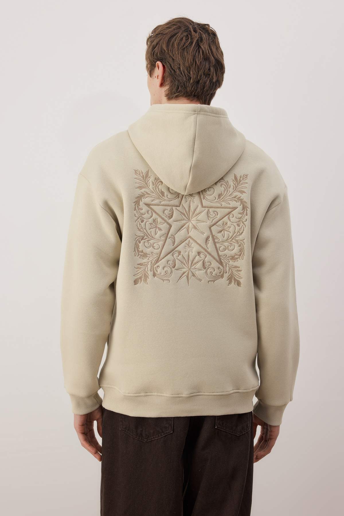 Trendyolmilla  Taş Oversize/Geniş Kesim Sırtı Nakış Detaylı Kapüşonlu Sweatshirt TMNAW25SW00142 - Görsel 4