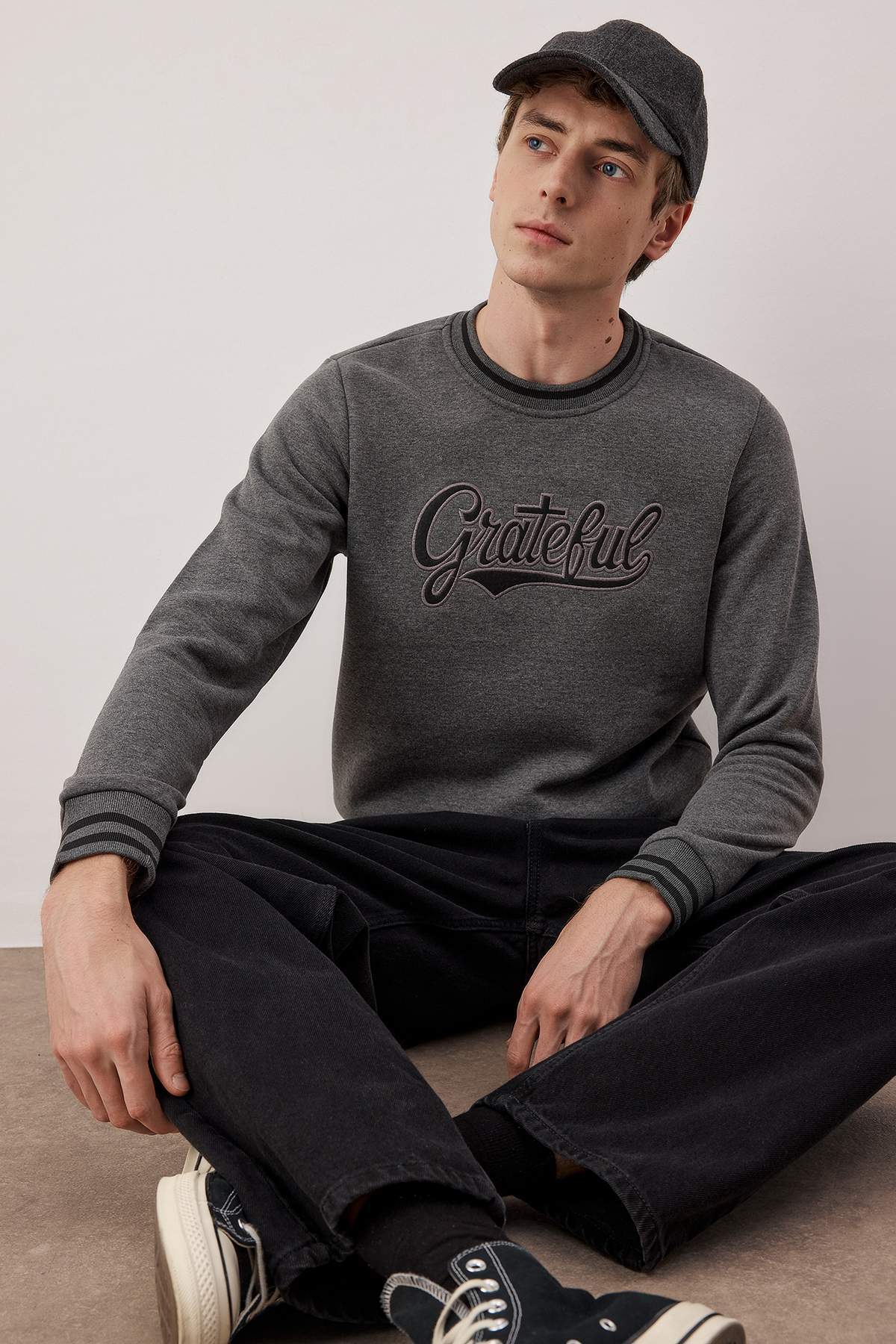Trendyolmilla Man Antrasit Regular/Normal Kesim Triko Bantlı Nakışlı Sweatshirt TMNAW26SW00066
