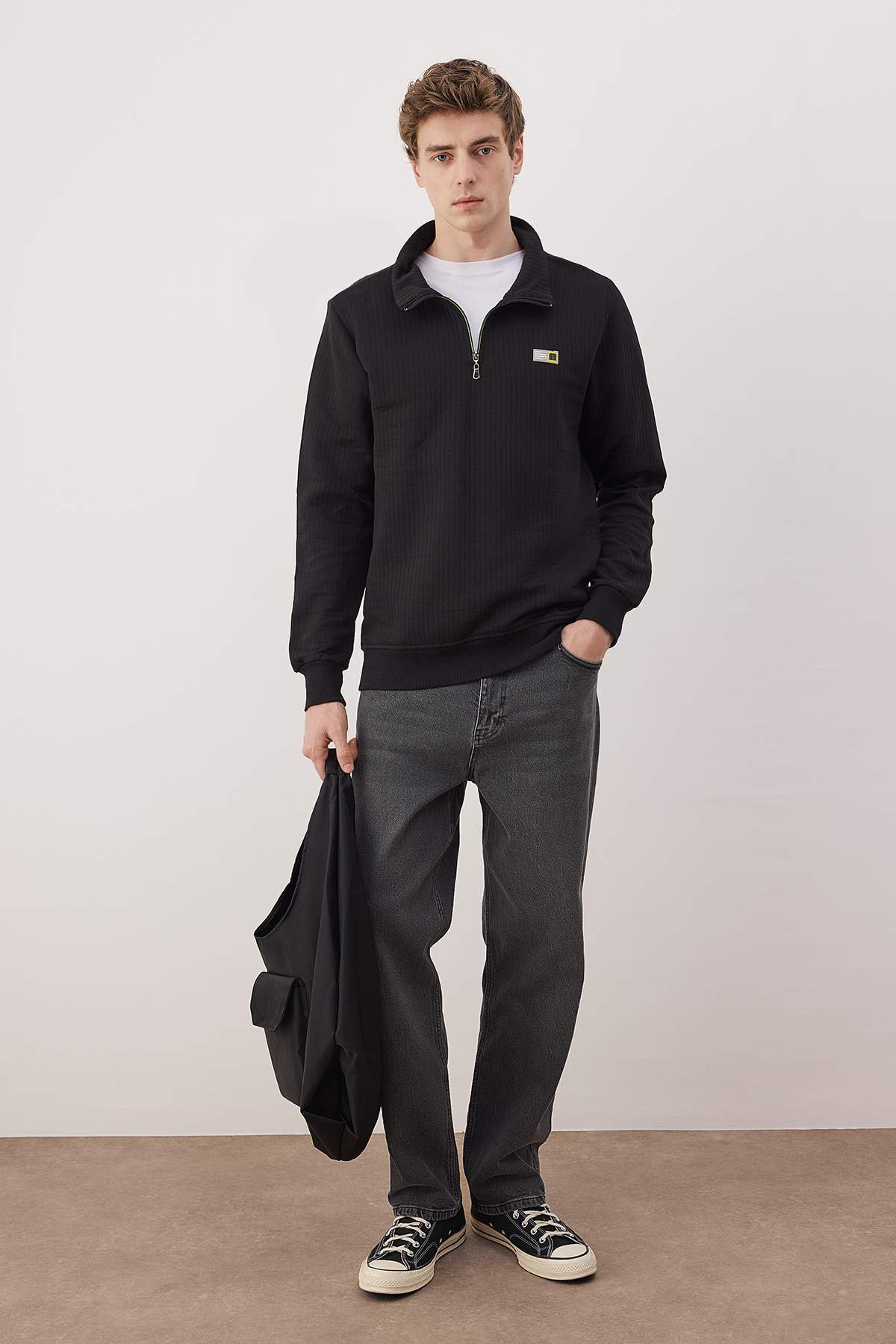 Trendyolmilla Man Siyah Regular/Normal Kesim Dokulu Etiket Detaylı Fermuarlı Sweatshirt TMNAW26SW00062