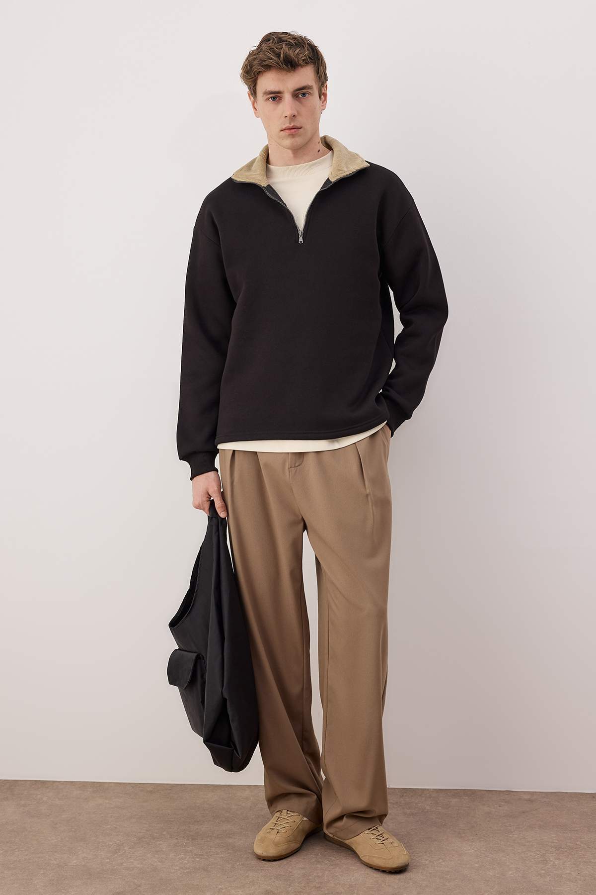 Trendyolmilla  Siyah Yaka Detaylı Dik Yaka Yeni Oversize/Geniş Kesim Kalın/İçi Polarlı Sweatshirt TMNAW26SW00003 - Görsel 2