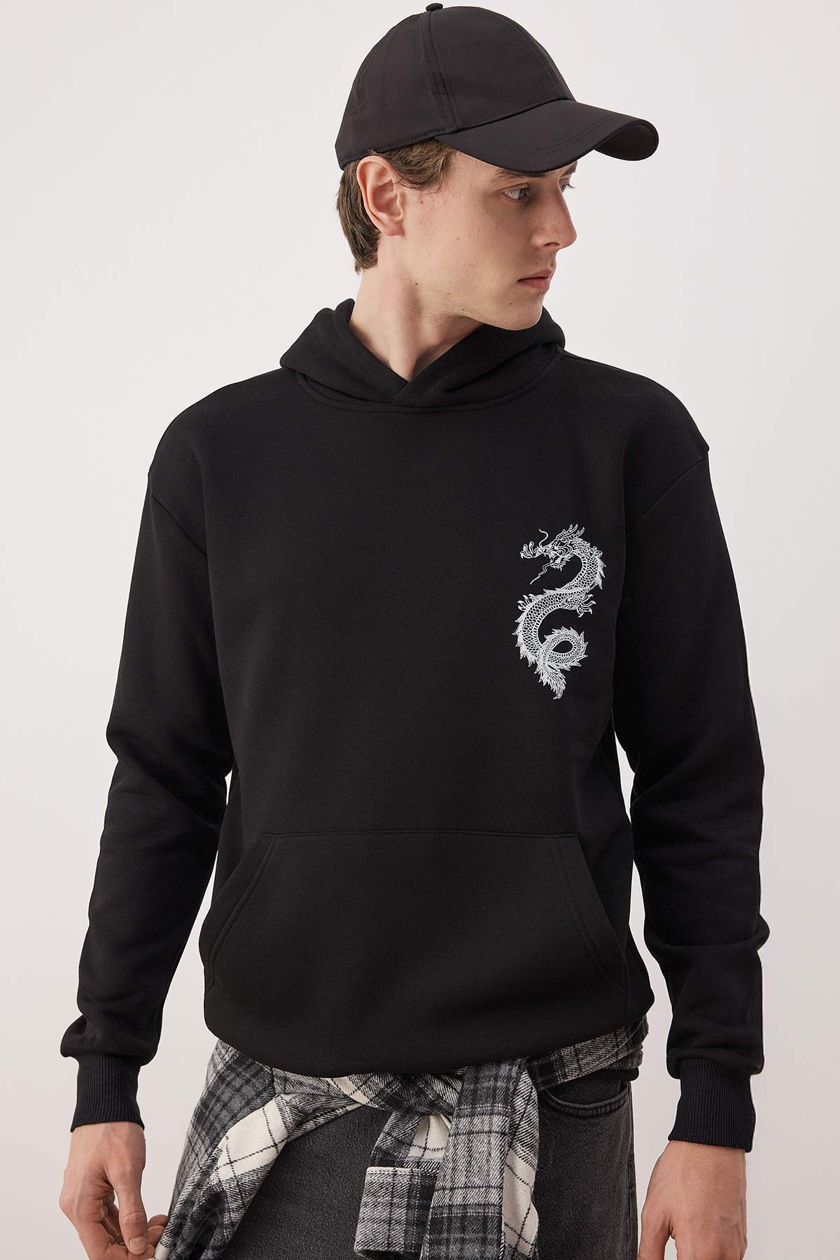 Trendyolmilla Man Siyah Regular/Normal Kesim Baskılı Kapüşonlu Sweatshirt TMNAW26SW00065