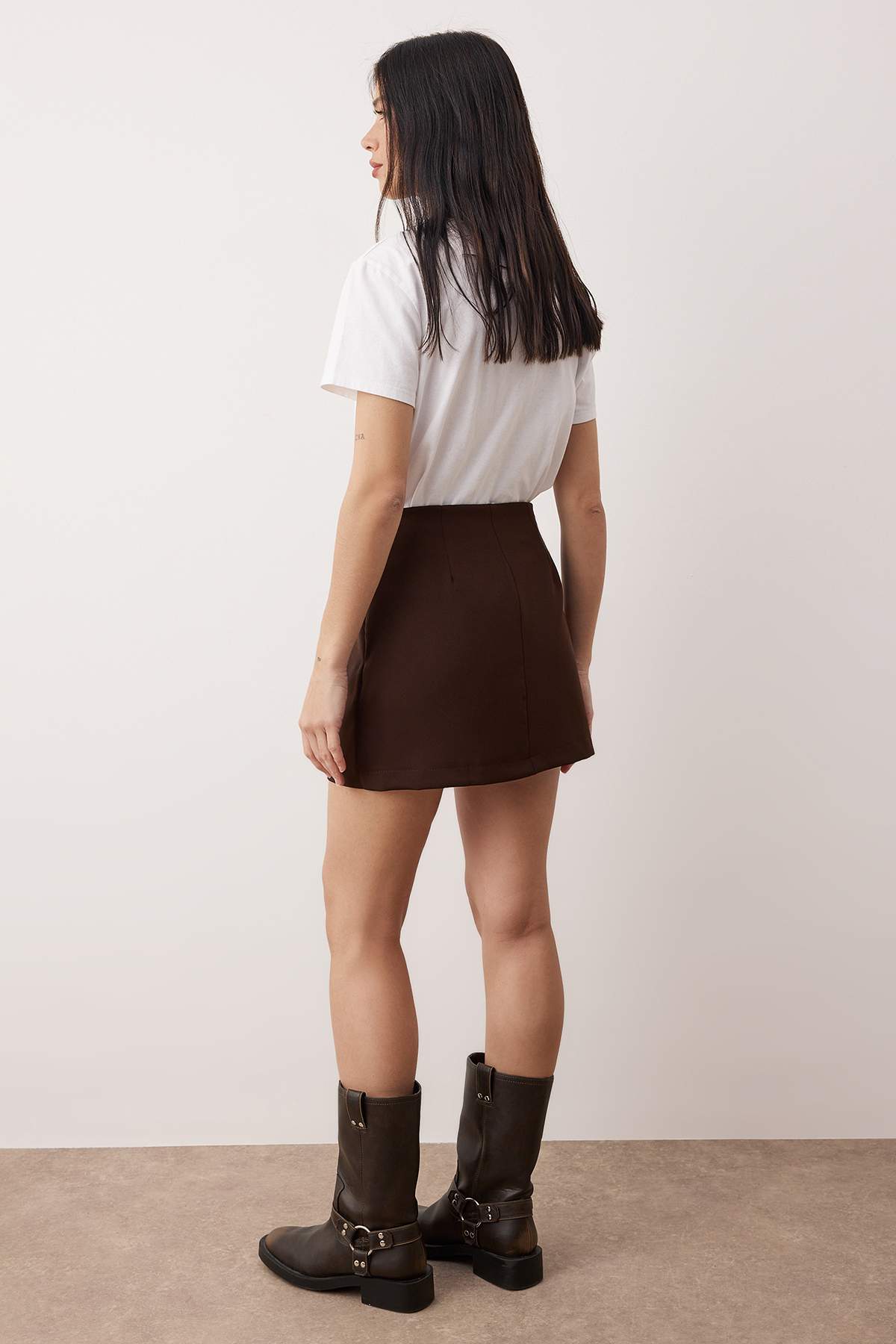 Trendyolmilla  Koyu Kahverengi İnce Kemer Detaylı Mini Şort Etek Şort & Bermuda TWOAW26SR00056 - Görsel 6