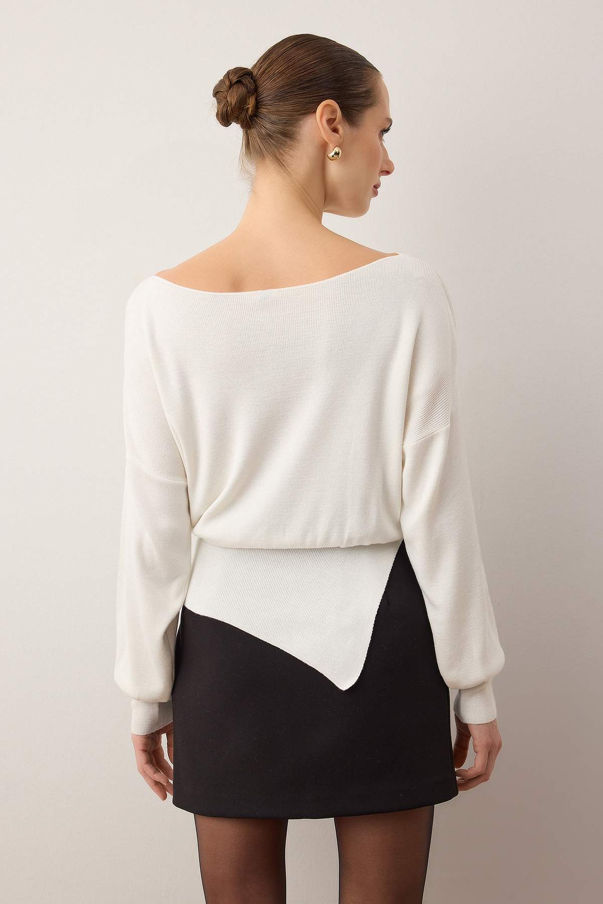 Trendyolmilla  Ekru Merserize Görünümlü Kayık Yaka Yırtmaç Detaylı Triko Kazak TWOAW26KZ00086 - Görsel 4