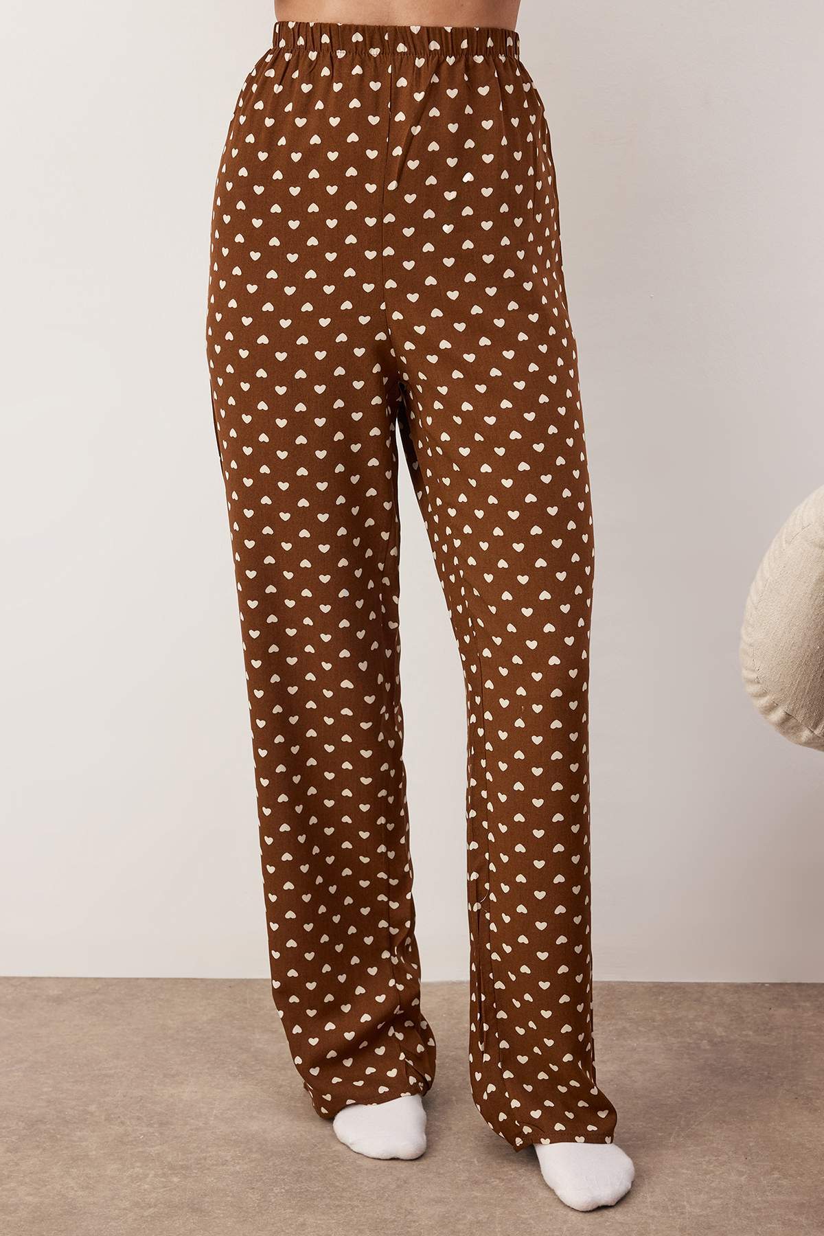 Trendyolmilla  Koyu Kahverengi Kalp Viskon Dokuma Pijama Takımı THMAW22PT0300 - Görsel 3