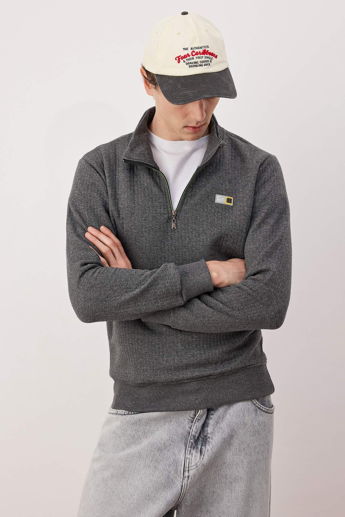 Trendyolmilla  Gri Regular/Normal Kesim Dokulu Etiket Detaylı Fermuarlı Sweatshirt TMNAW26SW00062