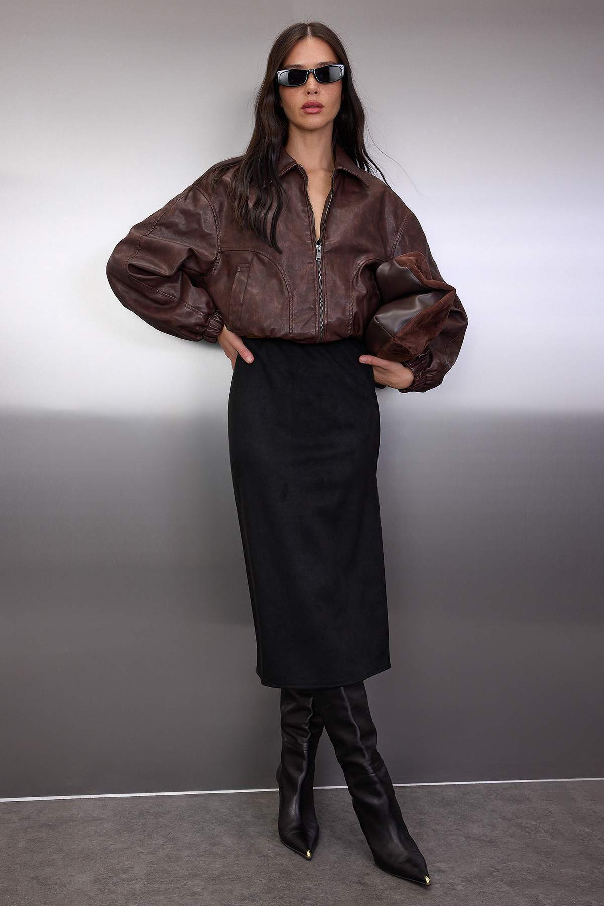 Trendyolmilla  Siyah Süet Yırtmaçlı Örme Midi Kalem Etek TWOAW26ET00018 - Görsel 2